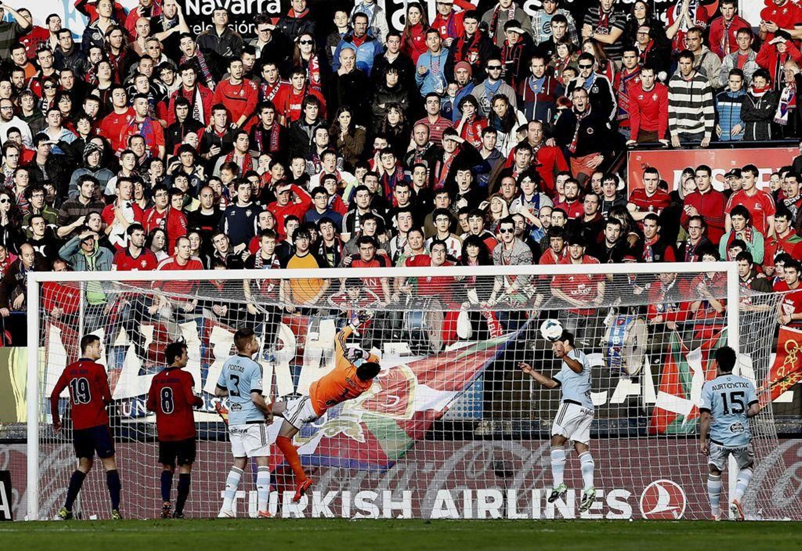 Jonny evita el tanto olímpico de Roberto Torres en el único error de calado de Sergio, que después compensaría con grandes paradas.