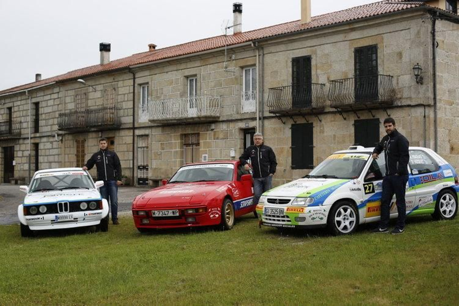 Alberto, Tito y Alex Fraguas, junto a los vehículos con los que compiten habitualmente.