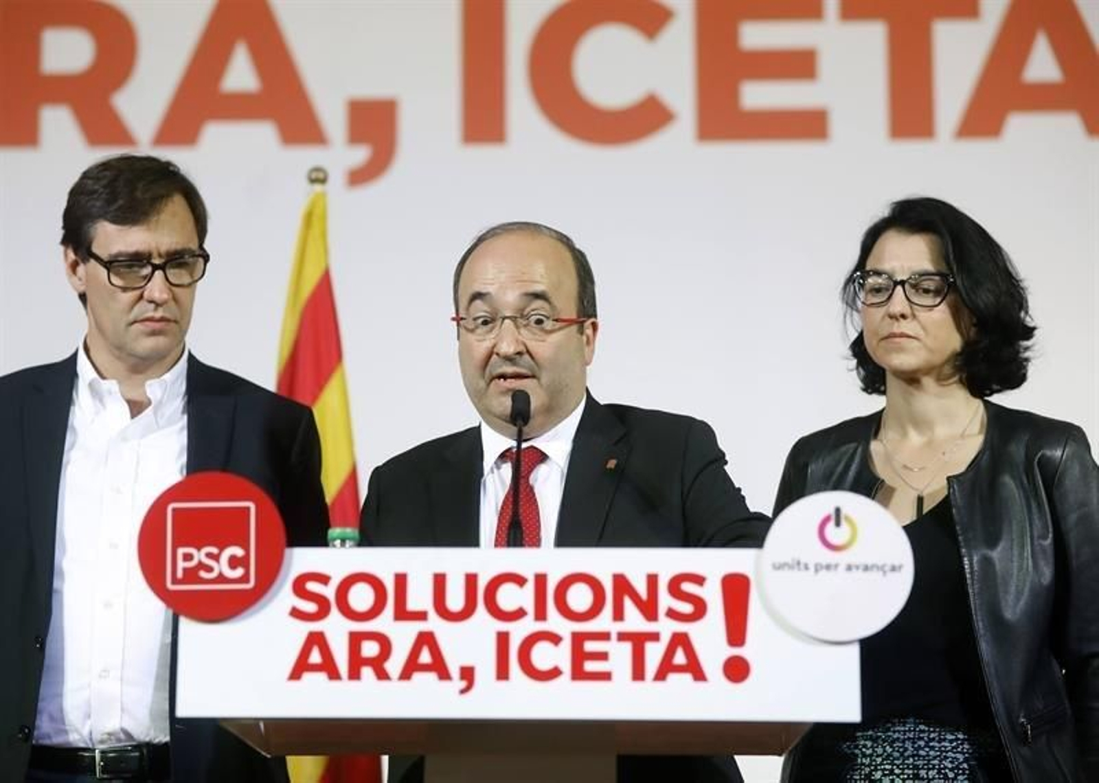 El candidato del PSC a la presidencia de la Generalitat, Miquel Iceta, junto a Salvador Illa (i) y Eva Granados (d)