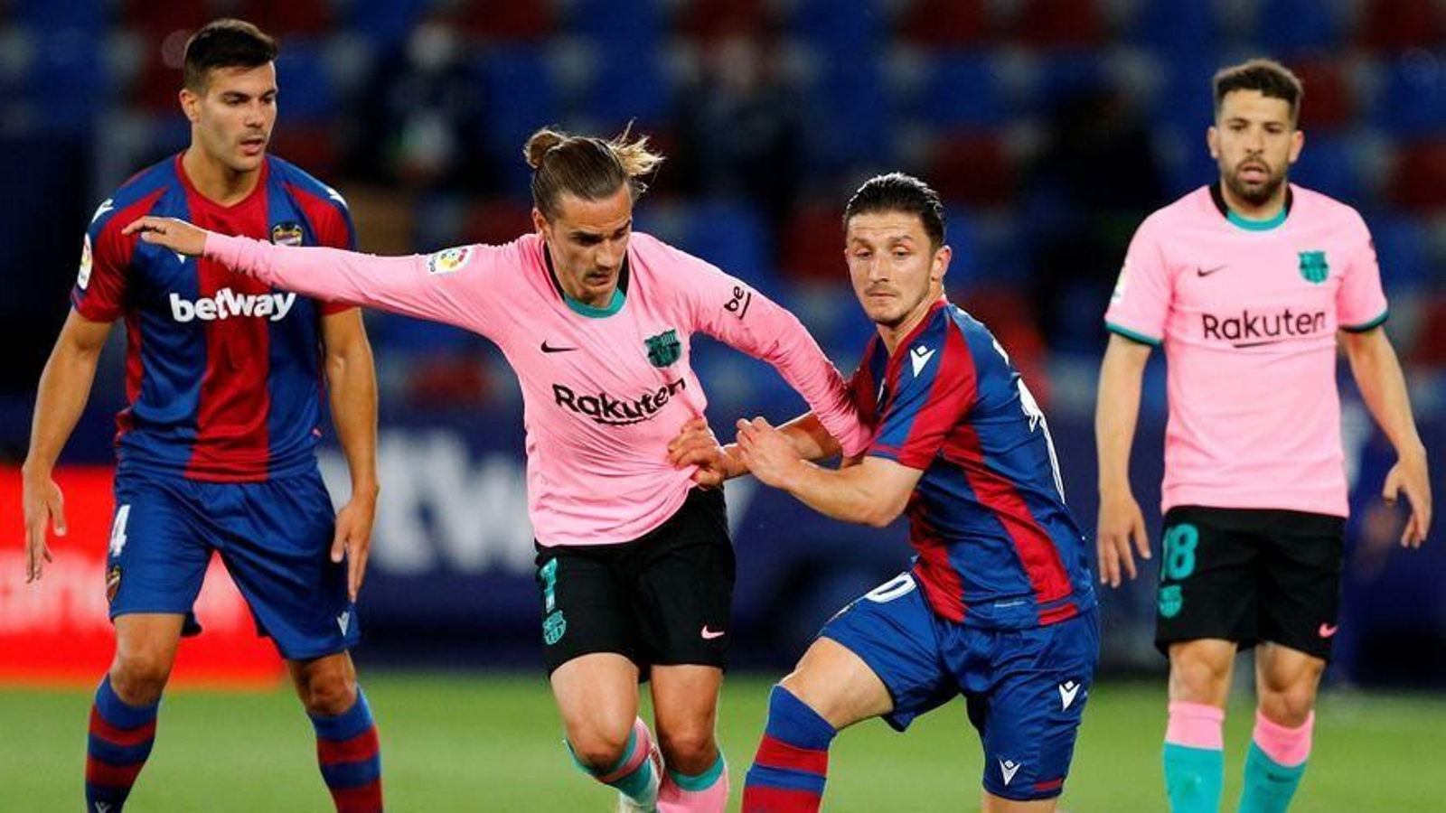 Griezmann disputa un balón con Bardhy en el partido de ayer en el Ciutat de Valencia.