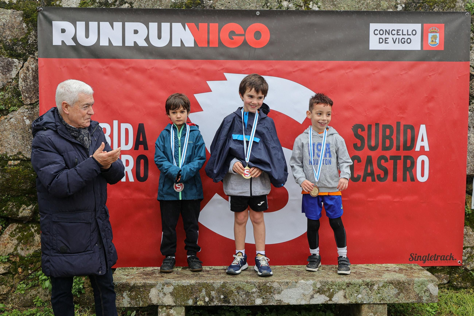 Galería | Cientos de atletas aguantan la lluvia en la Subida ao Castro