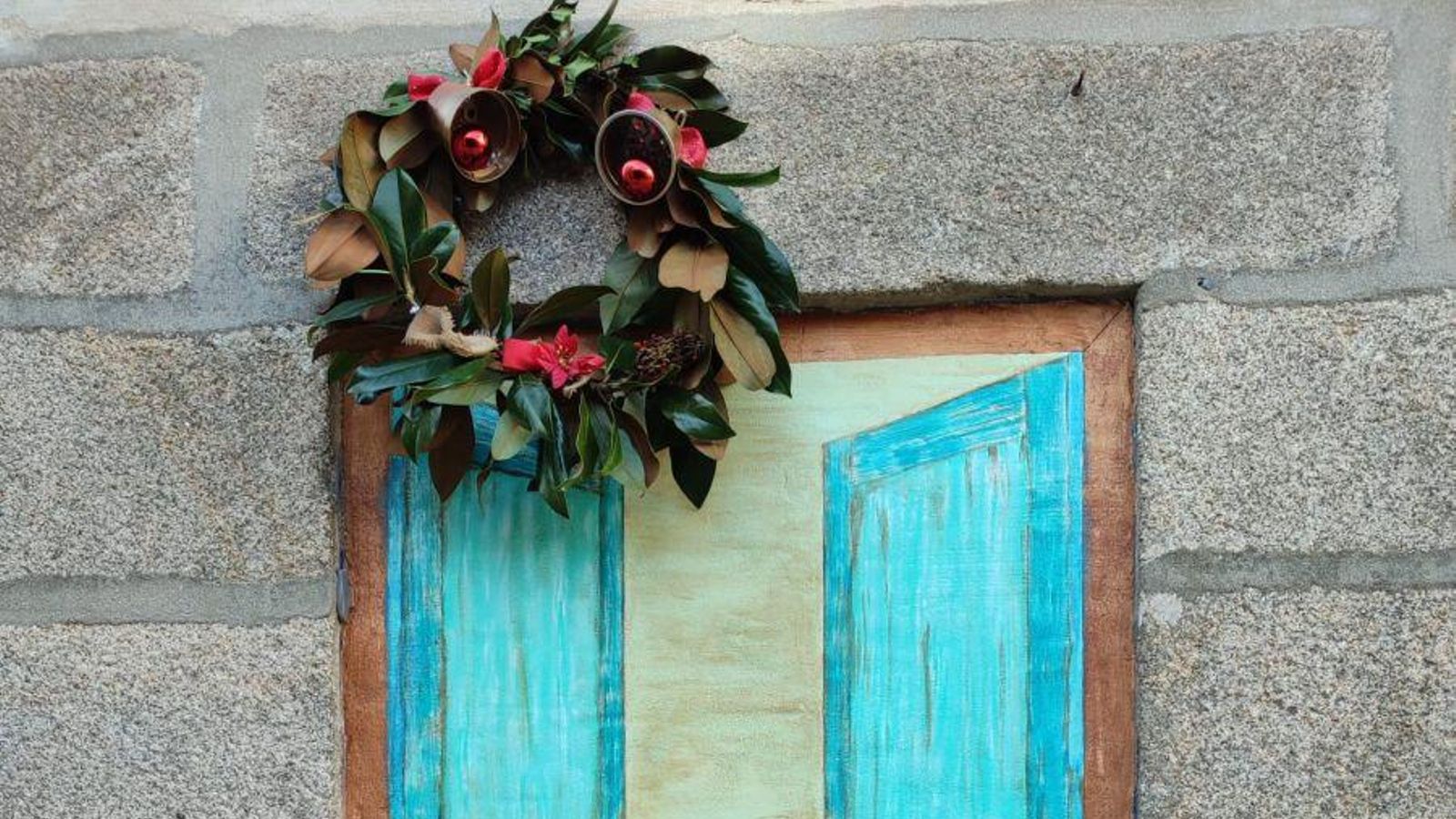 Pinturas del programa “Arte nas fiestras”, decoradas con elementos navideños durante este mes de diciembre