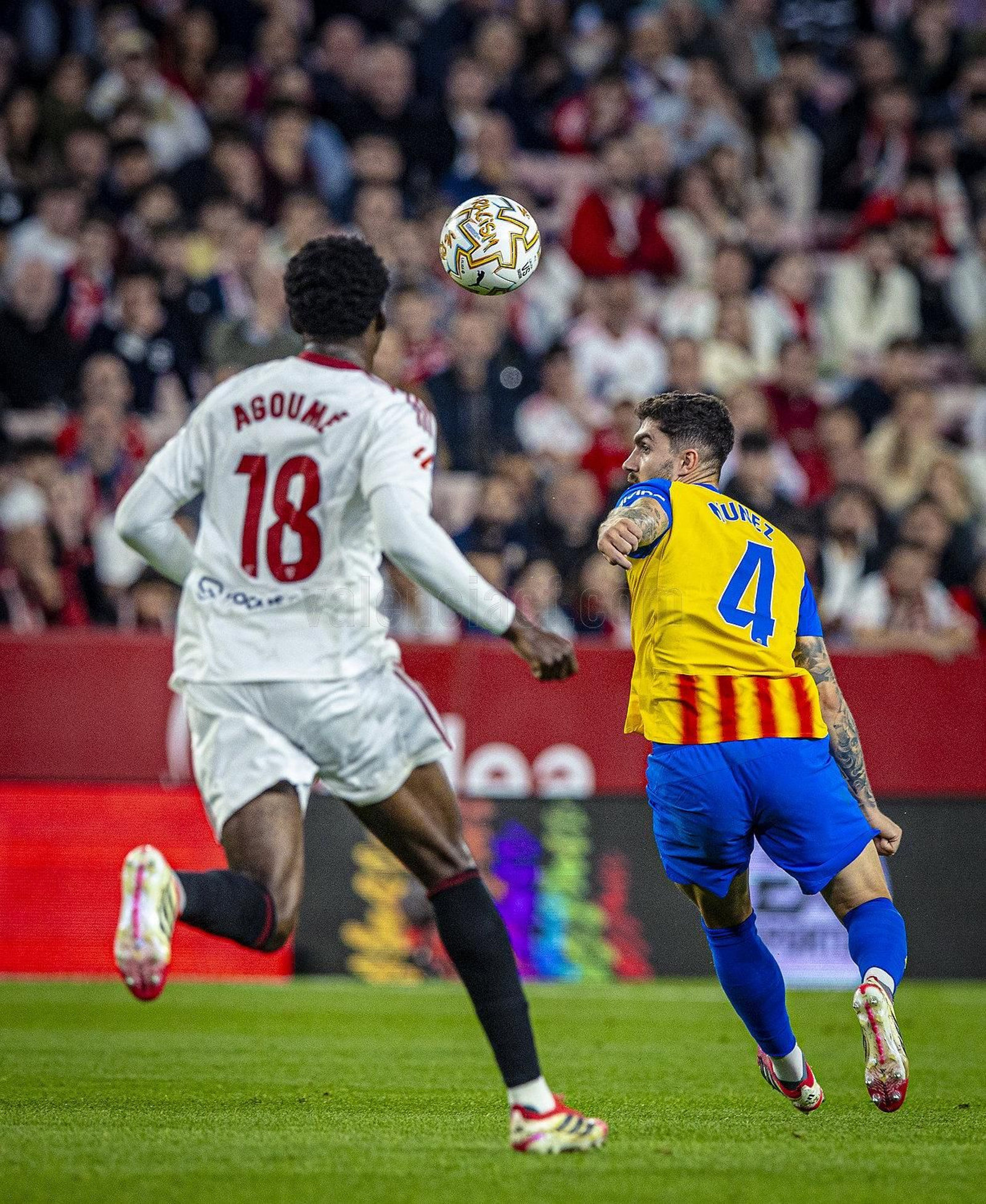 El defensor vasco no sólo ha ejercido de central en este tiempo en el Valencia, sino que también ha cumplido como lateral derecho.