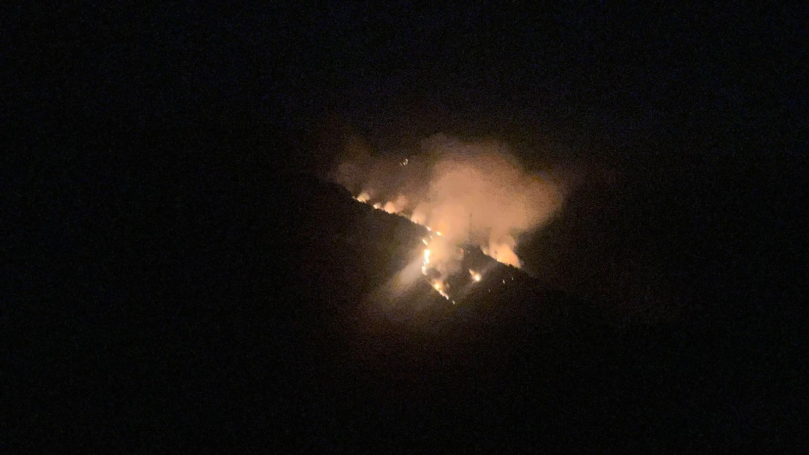 Imagen del incendio en Manzaneda durante la madrugada