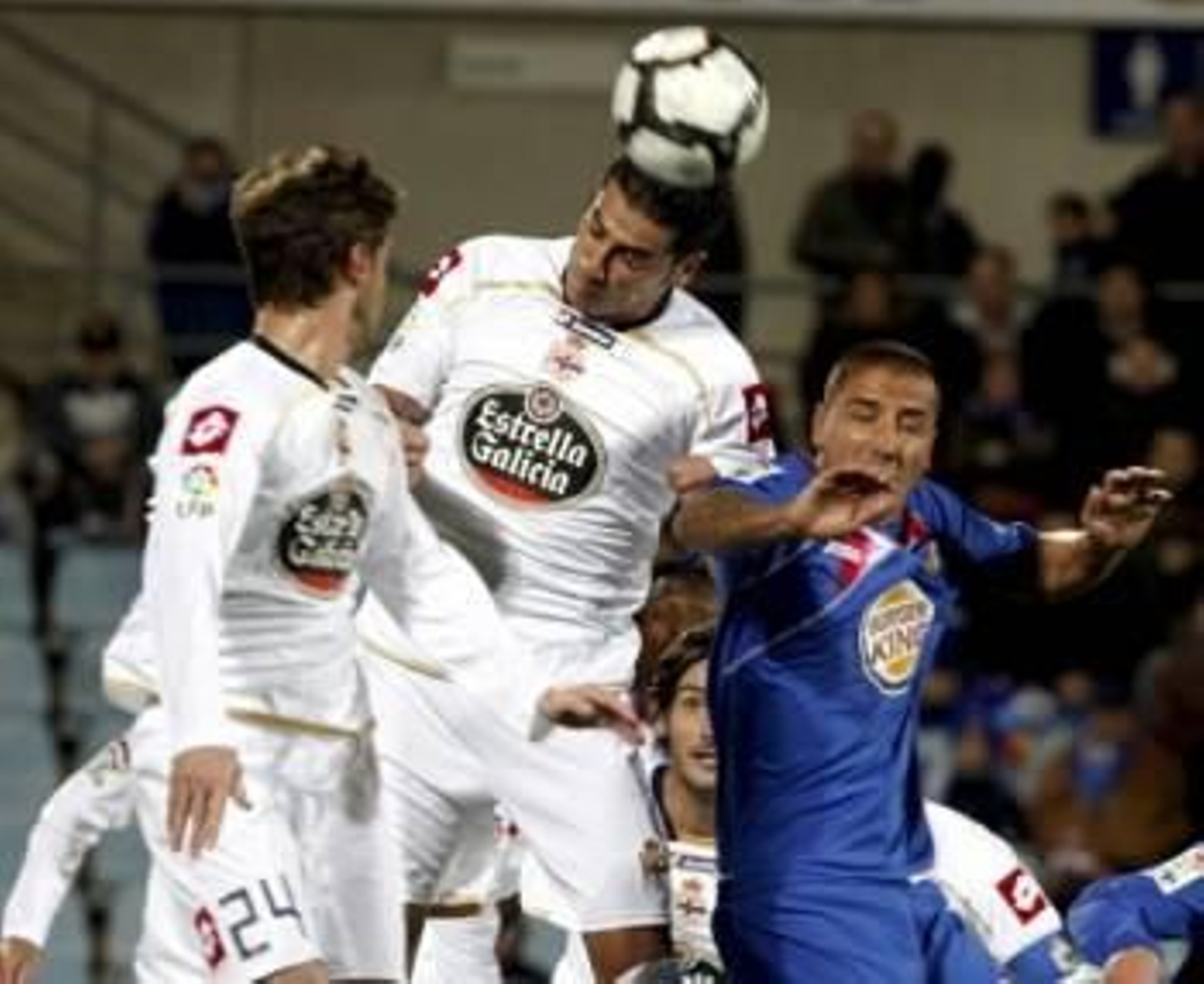 Riki se eleva entre compañeros y rivales para cabecear una pelota. (Foto: Bernardo Rodríguez)