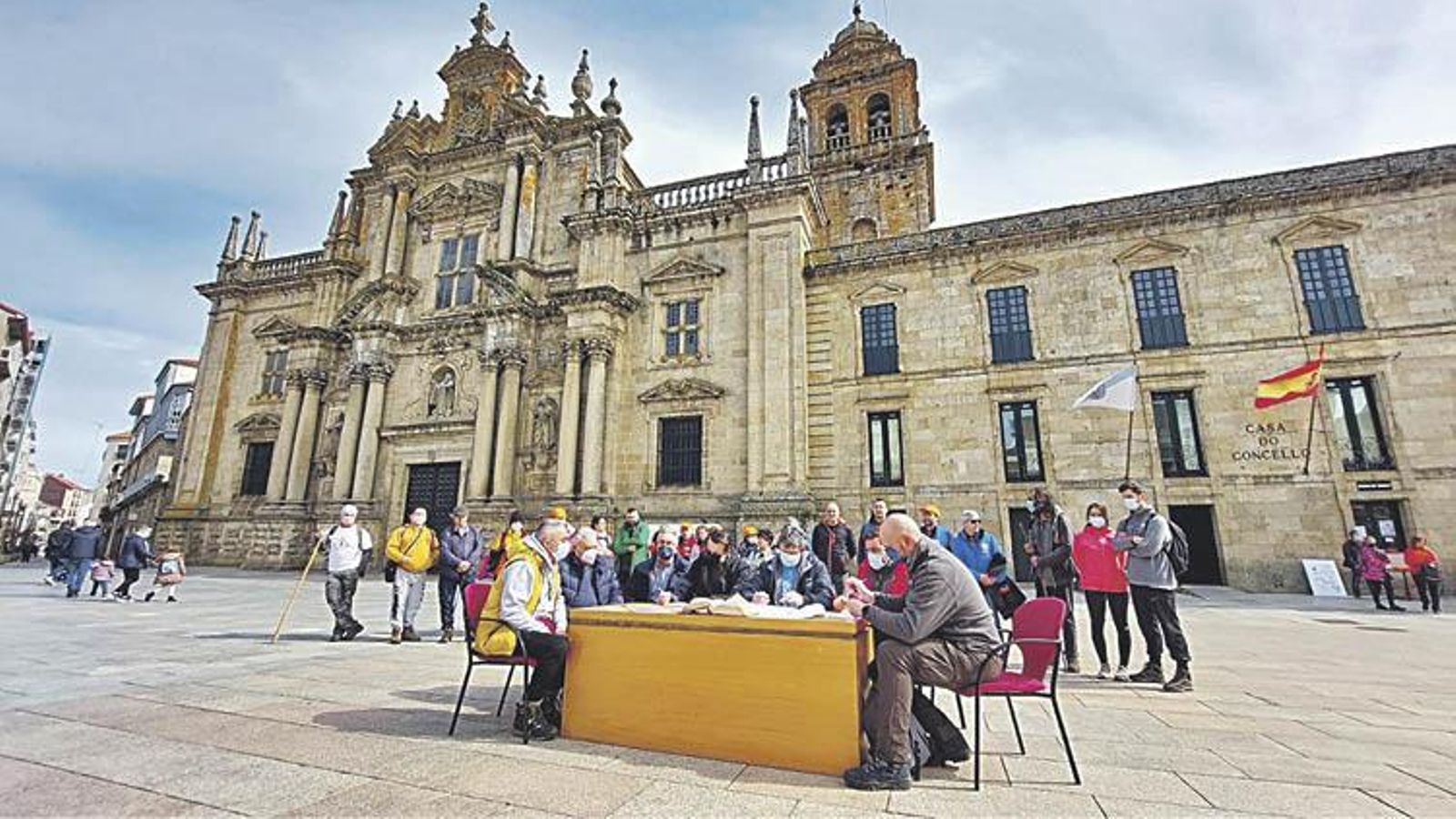 David Pérez, Antonio Iglesias, Pedro Fernández, José Antonio Valado, Antonio Puga, José Manuel Taín y José Antonio Armada en la firma del protocolo en la Praza Maior, detrás los participantes en la “andaina”.