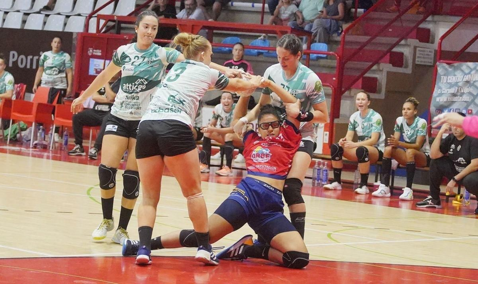 El Balonmano Porriño perdió los dos partidos que disputó contra el Elche en la liga regular.