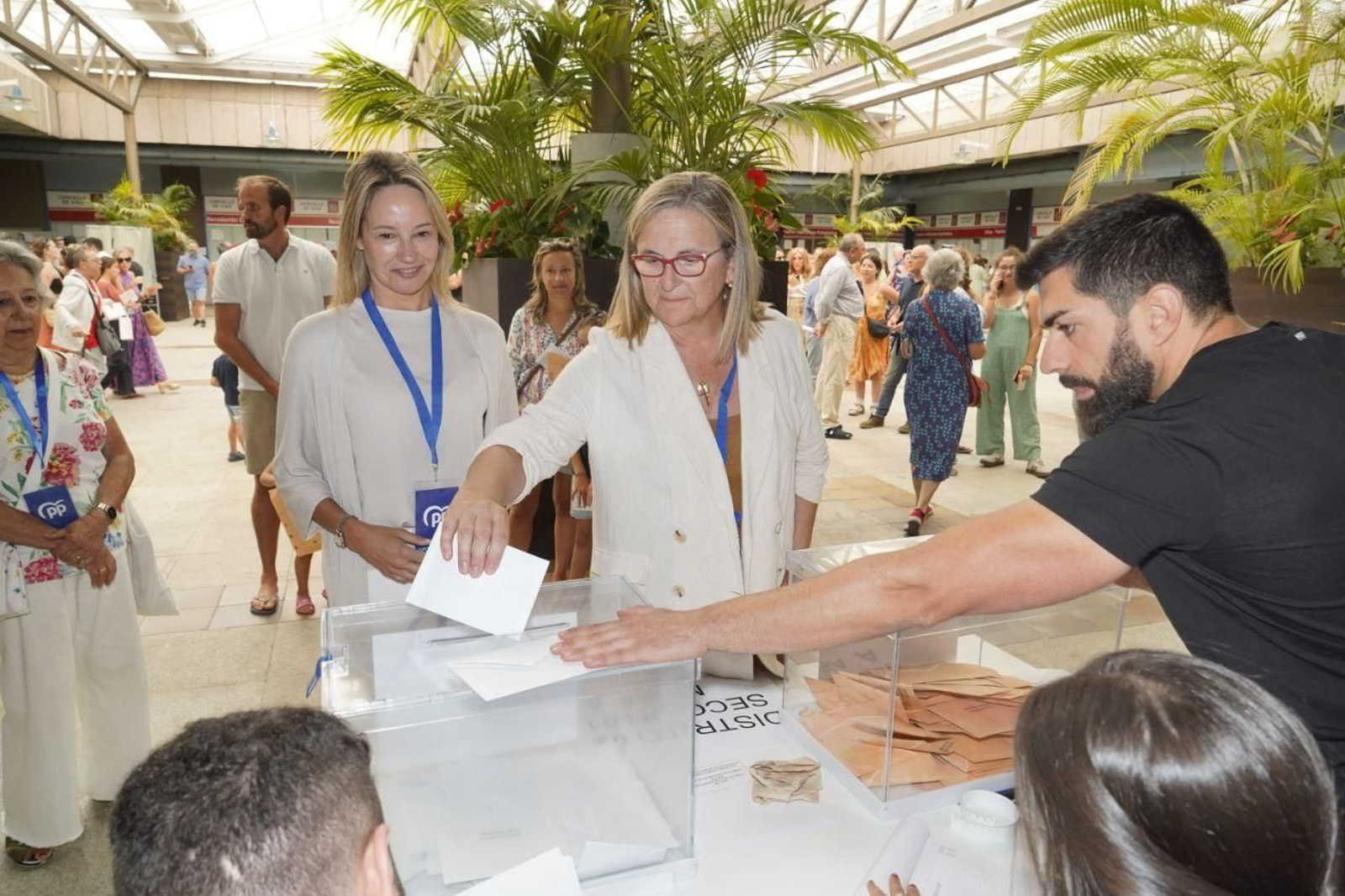 Irene Garrido y Marta Fernández Tapias, del PP, votando esta mañana. // J.V. Landín