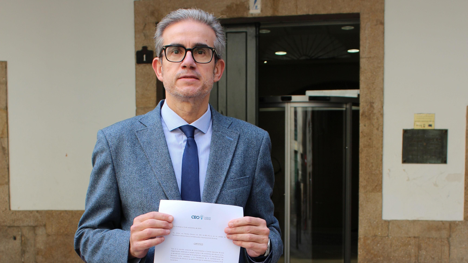 José Manuel Díaz Barreiros, frente a la sede de la CEG.