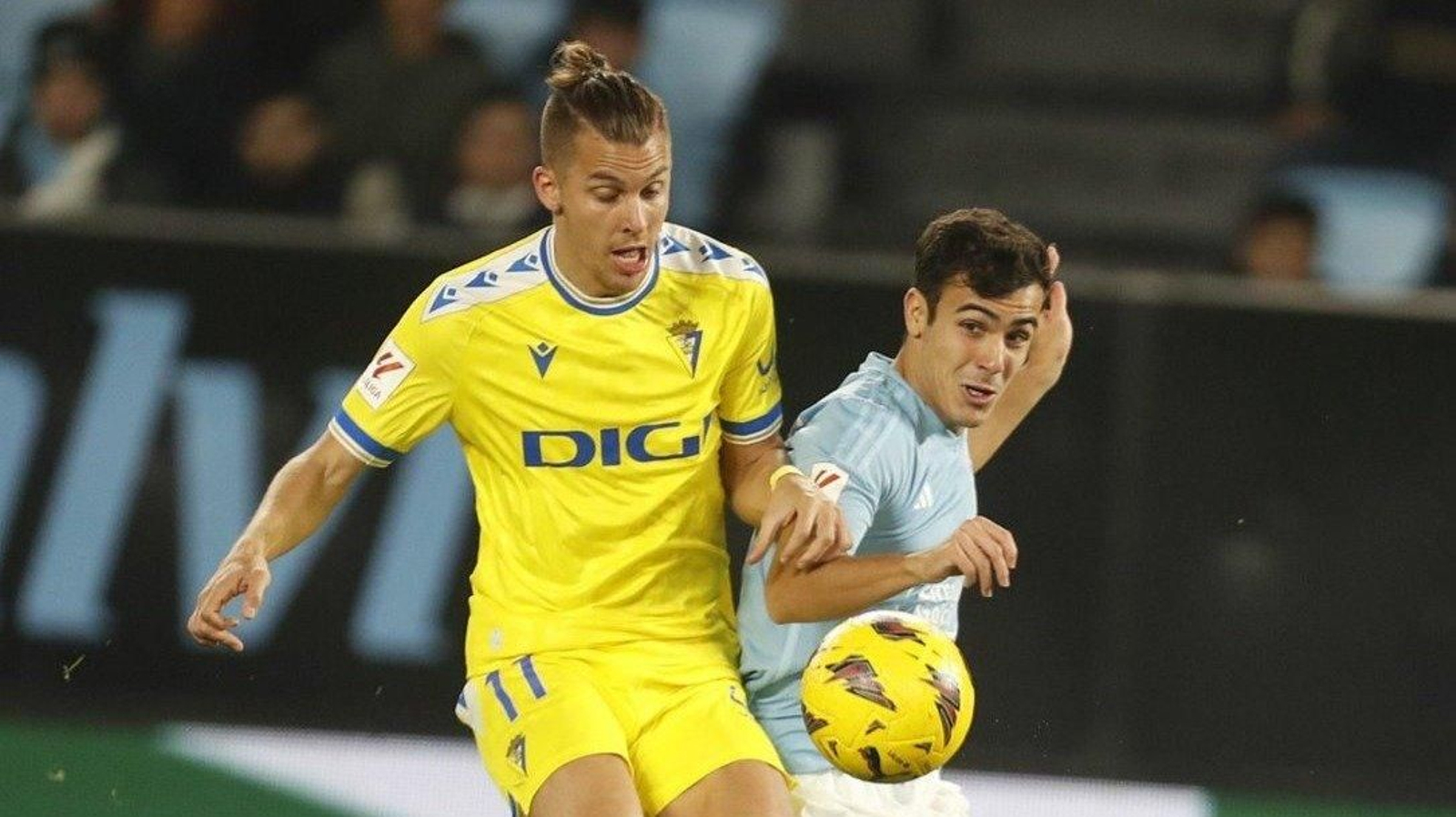 El gaditano Alejo y el céltico Manu Sánchez, en el duelo de Balaídos.