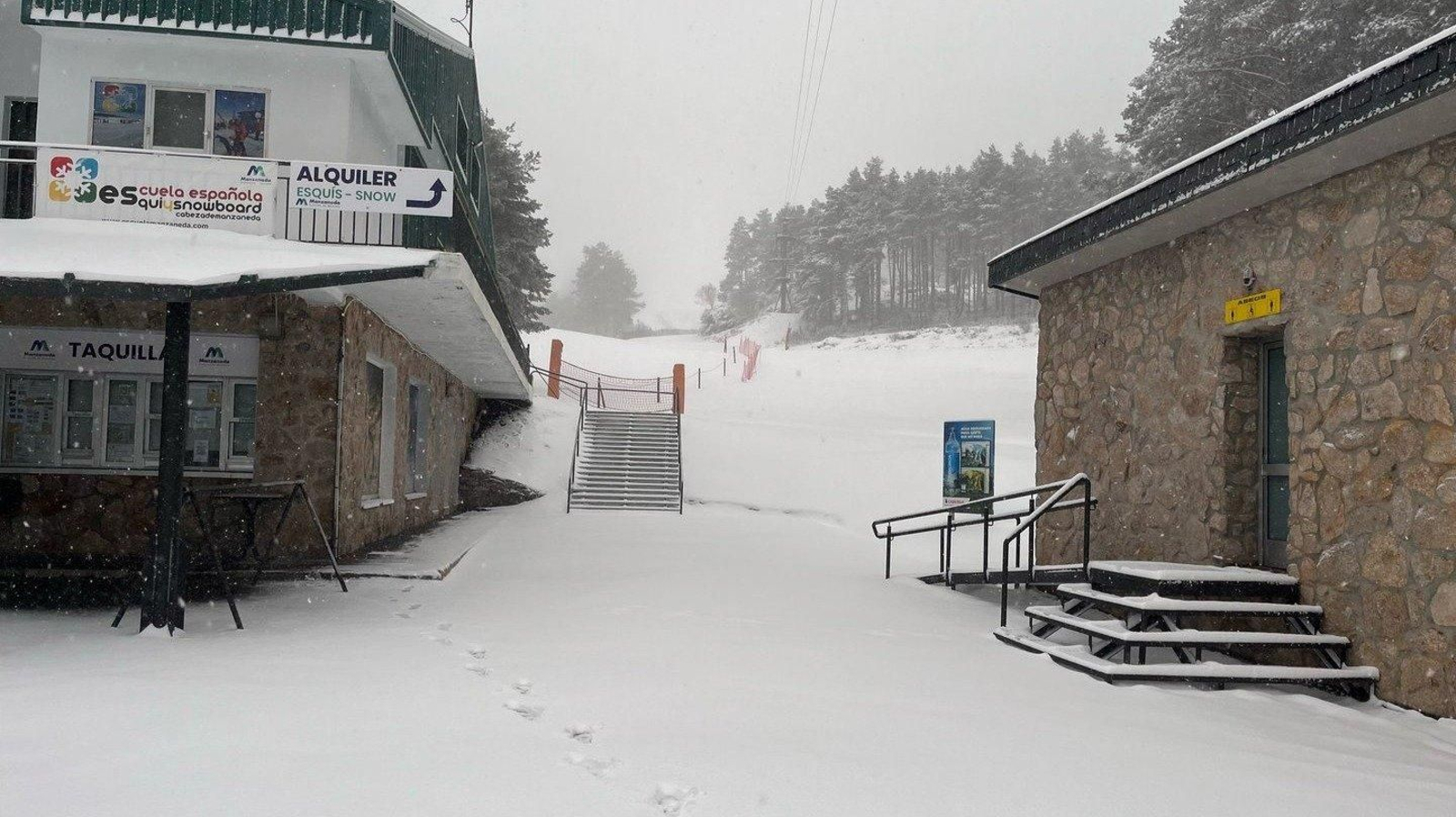 Manzaneda amanece teñida de blanco por la nieve que deja la borrasca Louis (Reme Martínez).