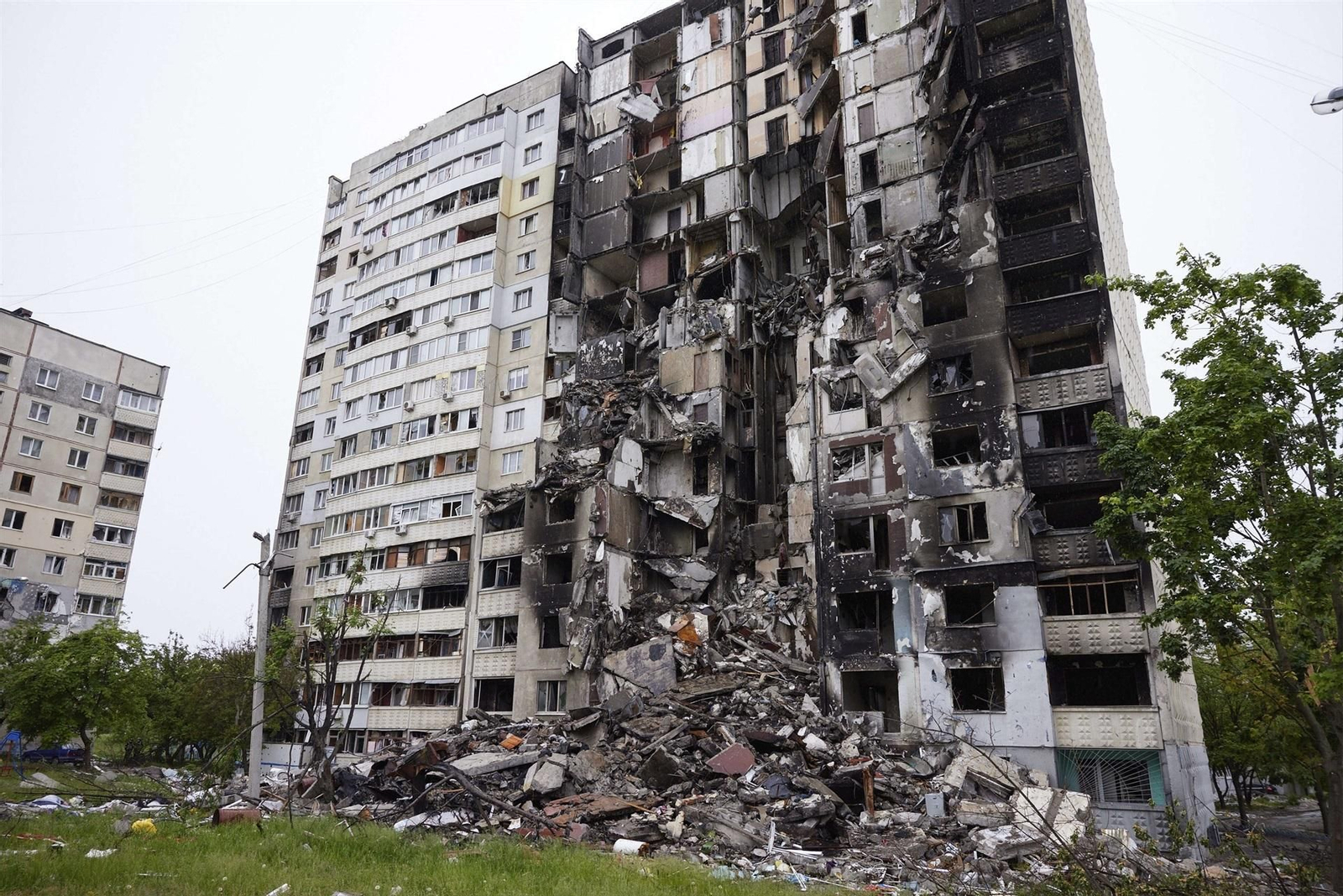 Destrozo en un edificio de Ucrania provocado por un ataque ruso.