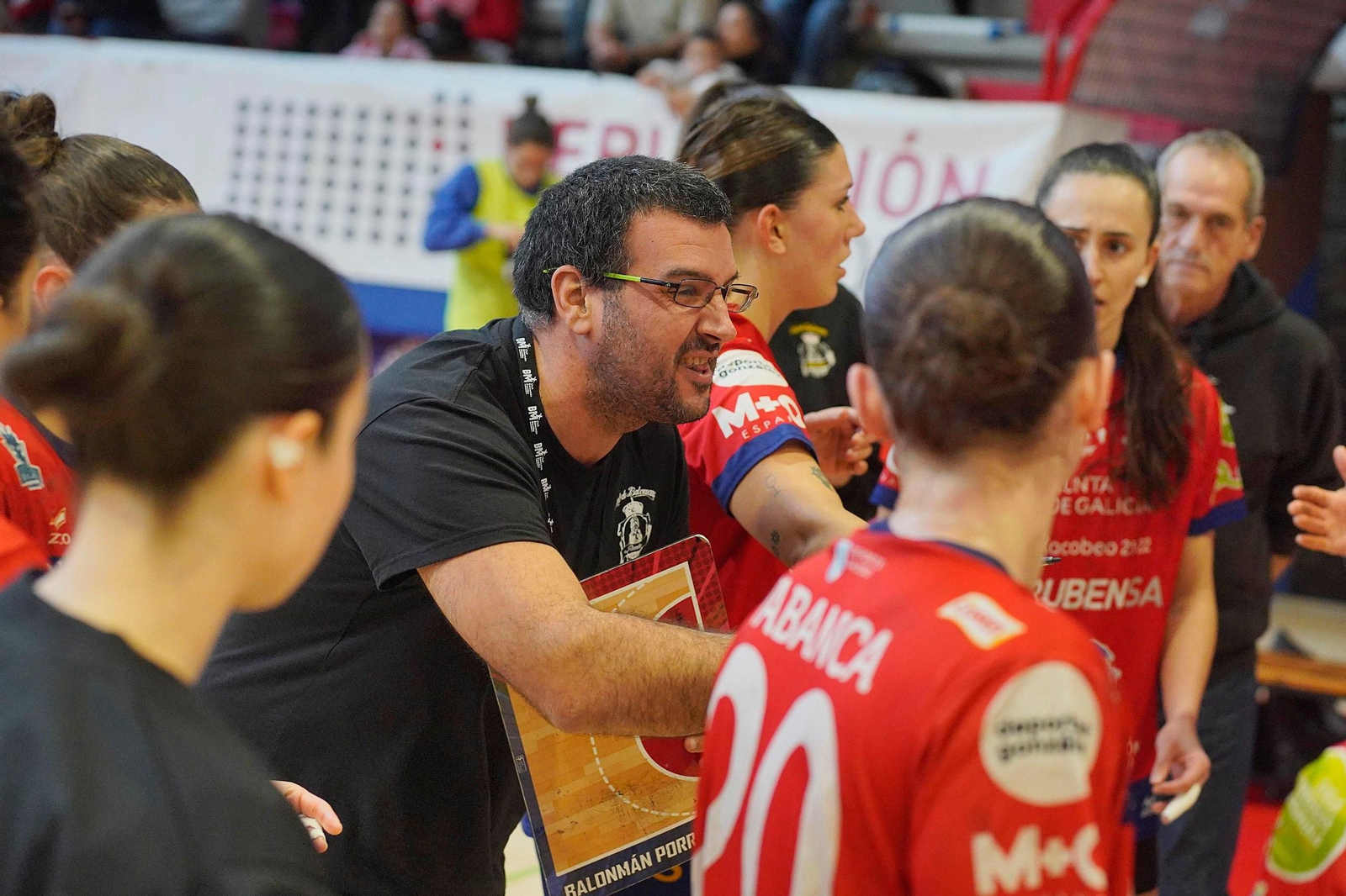 Instrucciones a las jugadoras del Porriño.