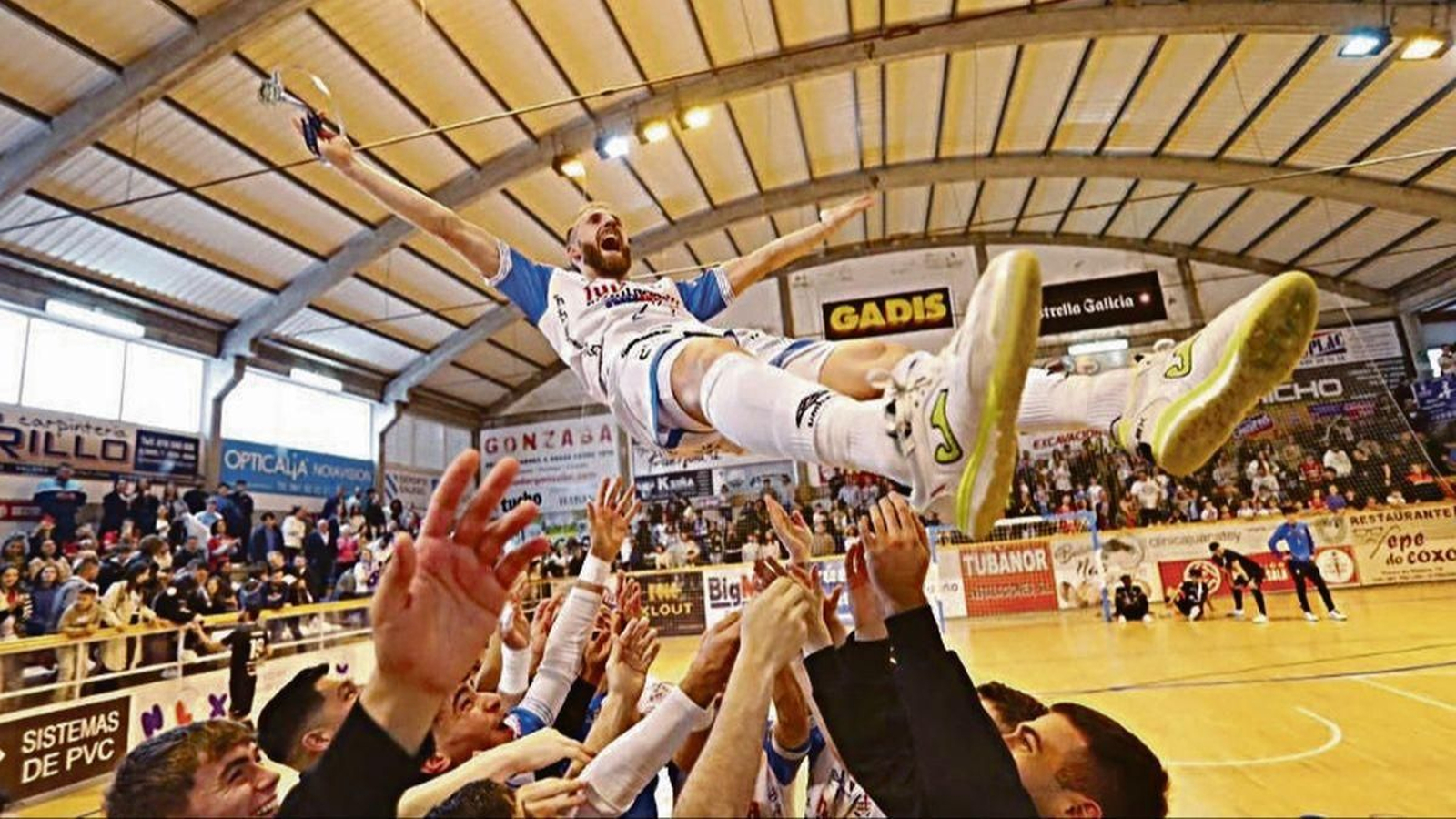 Adrián Alonso ‘Pola’ es manteado por sus compañeros del Noia tras su último partido.