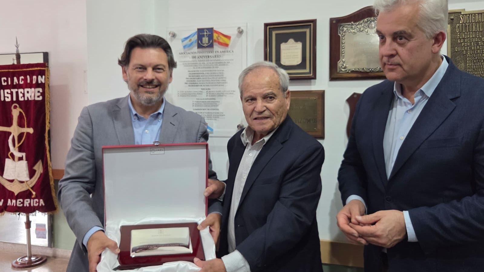 Rodríguez Miranda con el presidente del centro gallego Finisterre