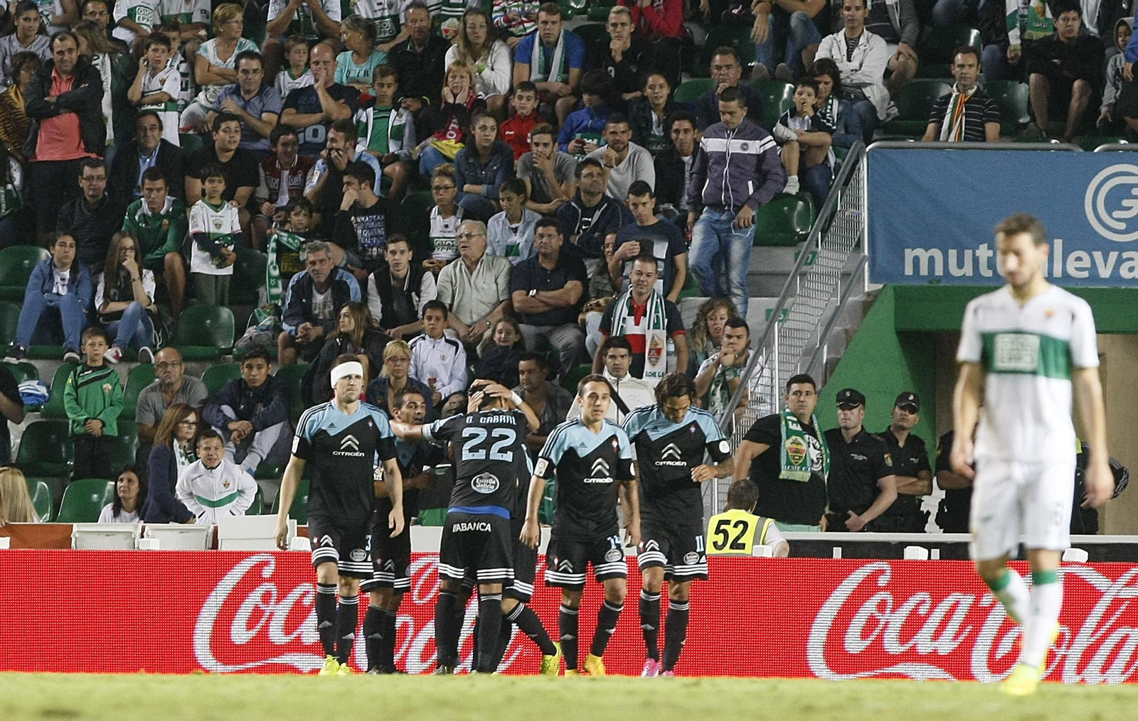 Los jugadores del Celta celebran el gol de Nolito en el partido disputado ayer en el estadio Martínez Valero.