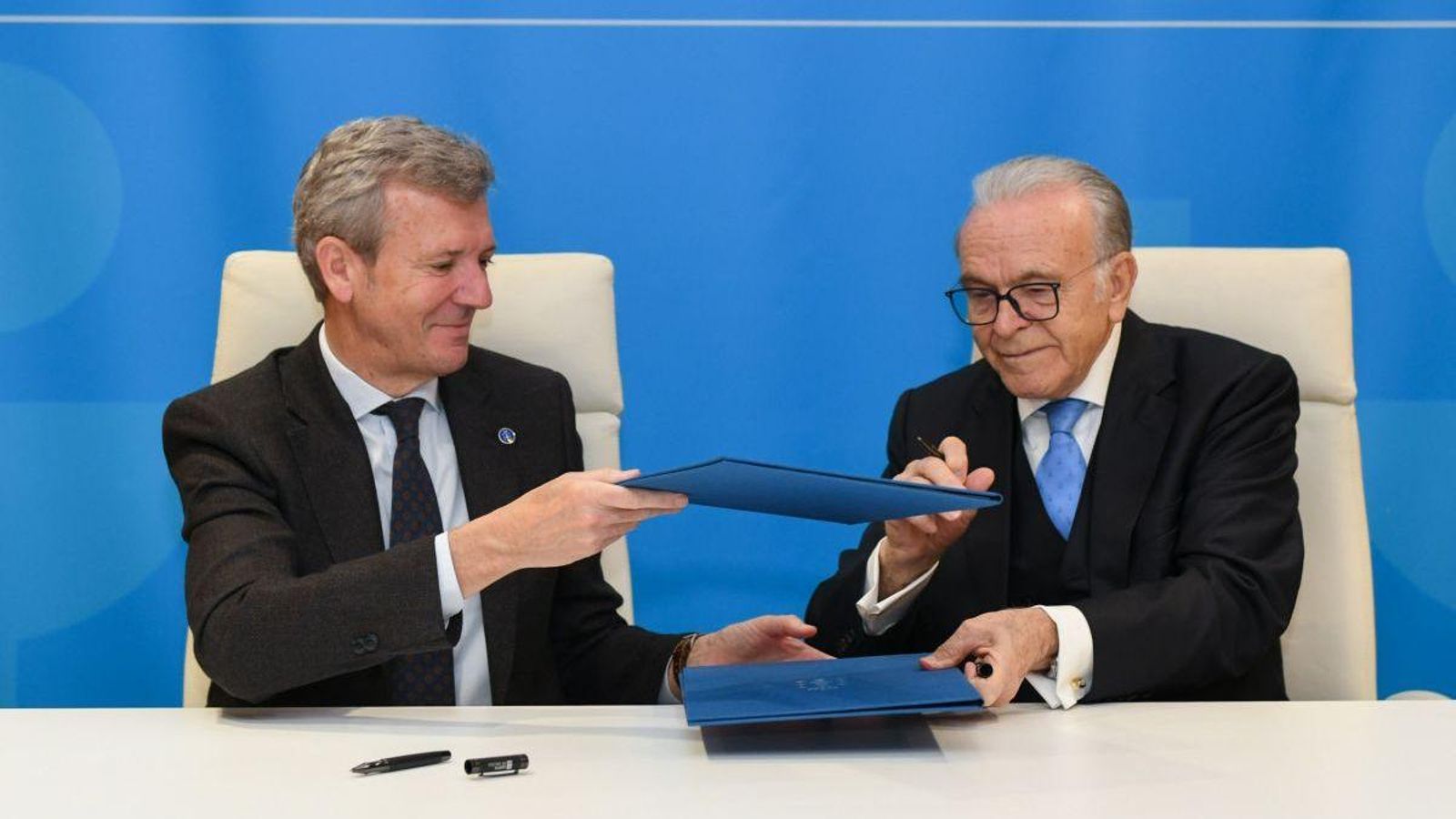 Alfonso Rueda y Isidro Fainé en la firma del convenio.