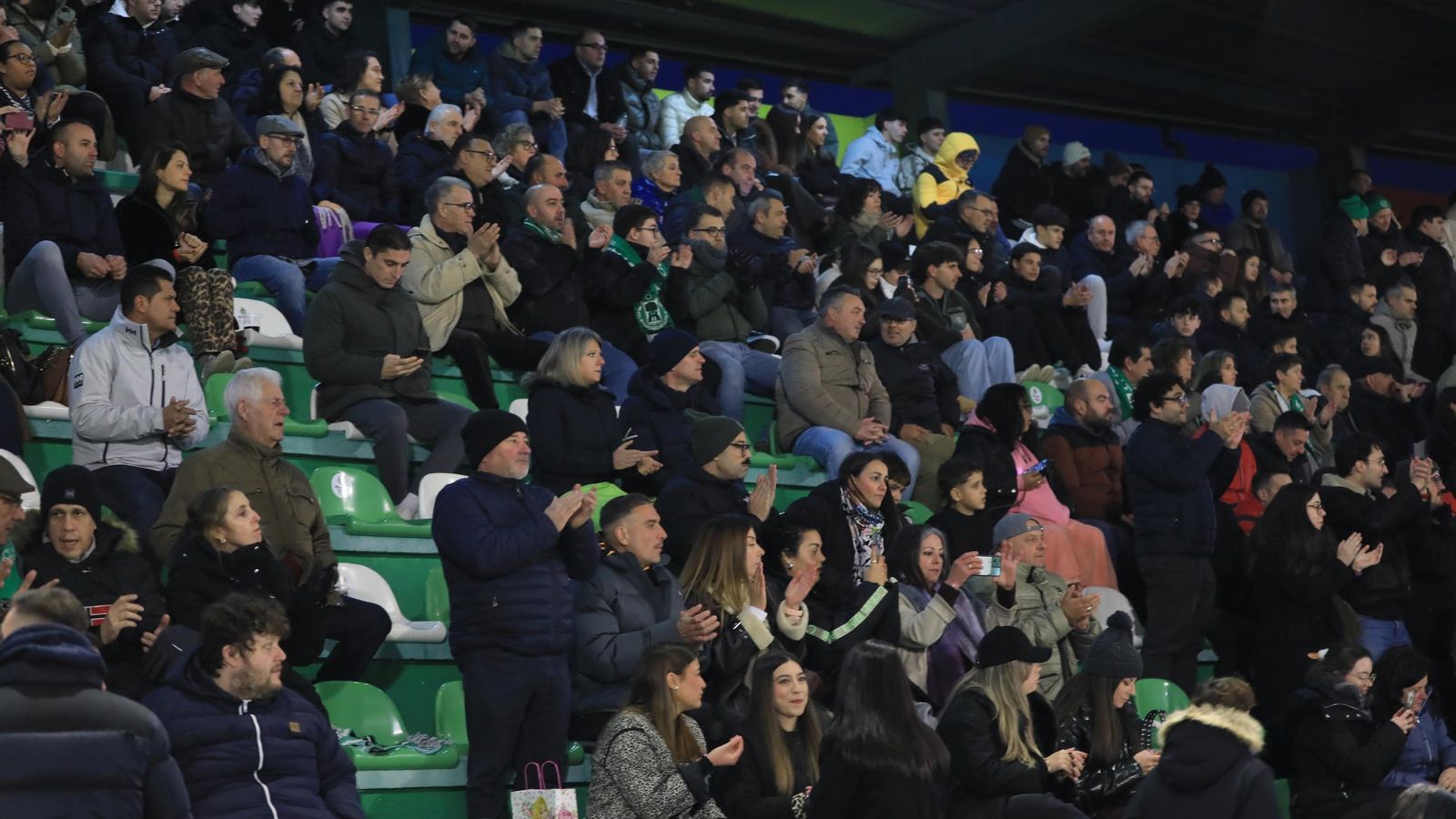 Galería | El frío domina el derbi ourensano entre Arenteiro y Ourense CF en Espiñedo