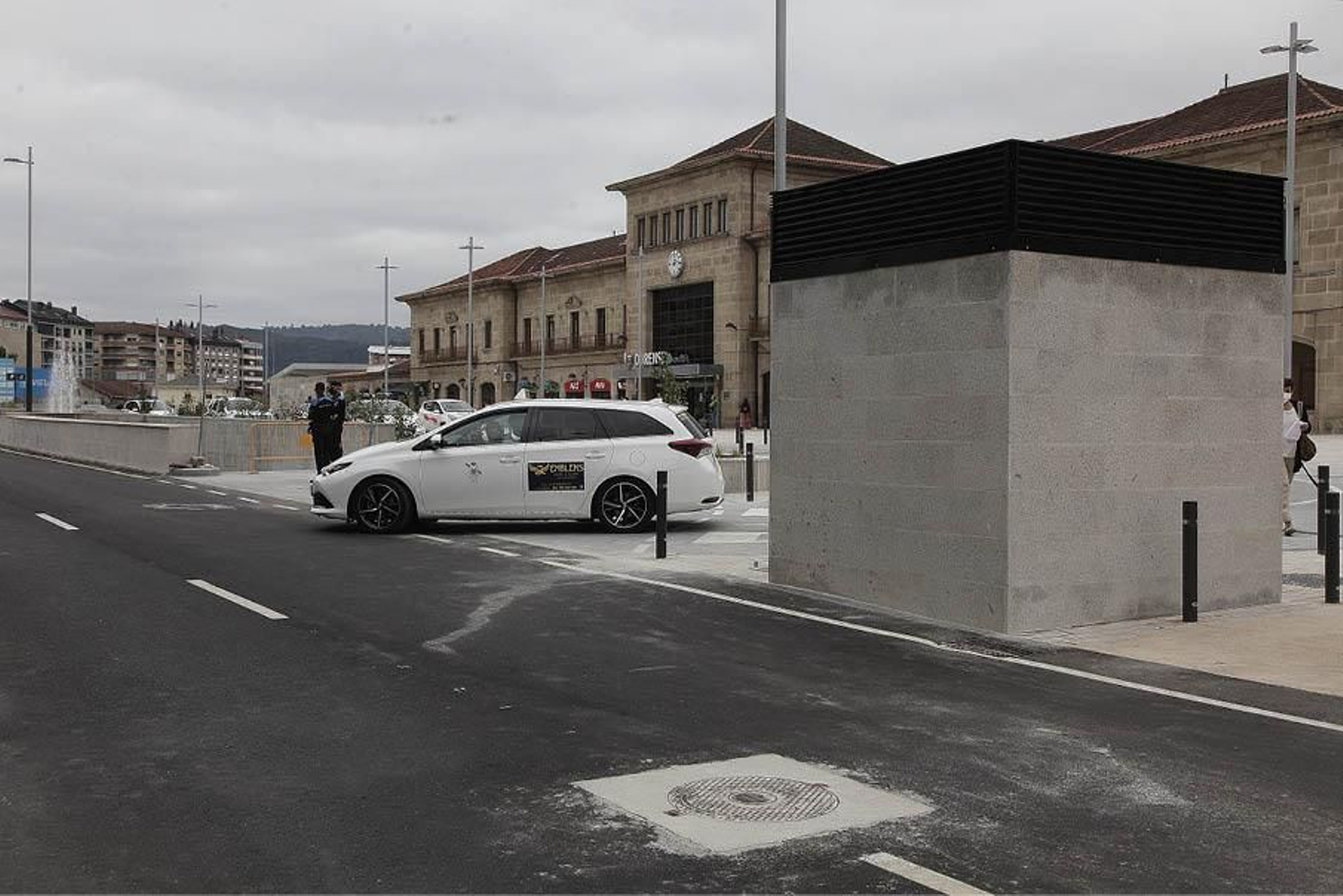 Un taxi accede a Eulogio Gómez Franqueira desde la nueva plaza de la intermodal. (Miguel Ángel)