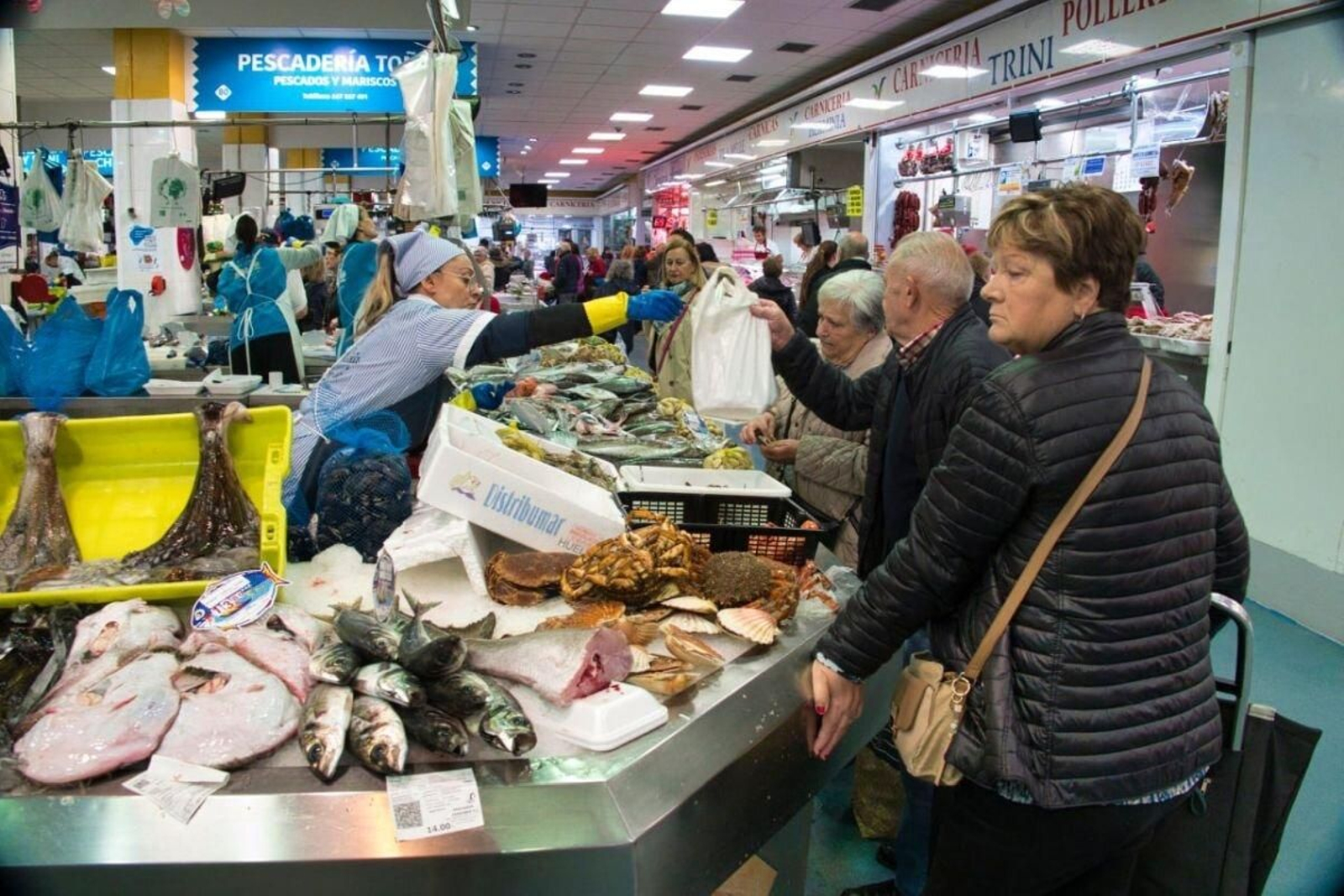 Compradores buscando pescados y mariscos ayer en el Mercado del Calvario.