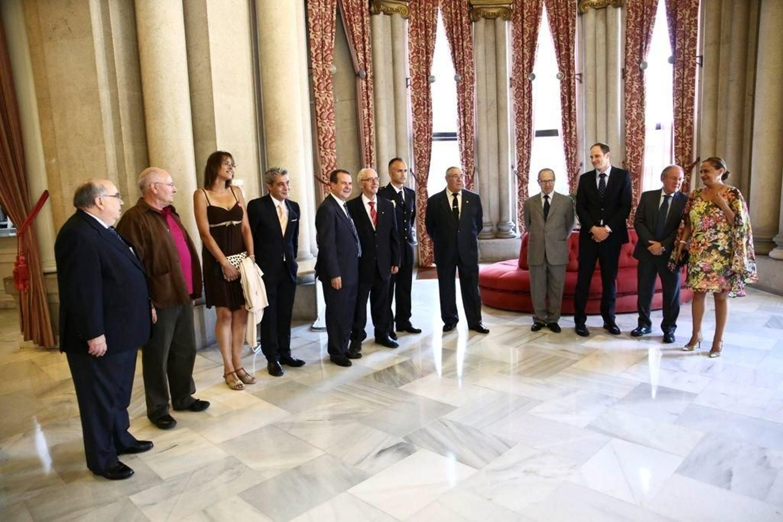 El alcalde Abel Caballero posó con los Vigueses Distinguidos, los representantes de la Automoción y el pregonero, Pérez Mariño. // Lanfoco