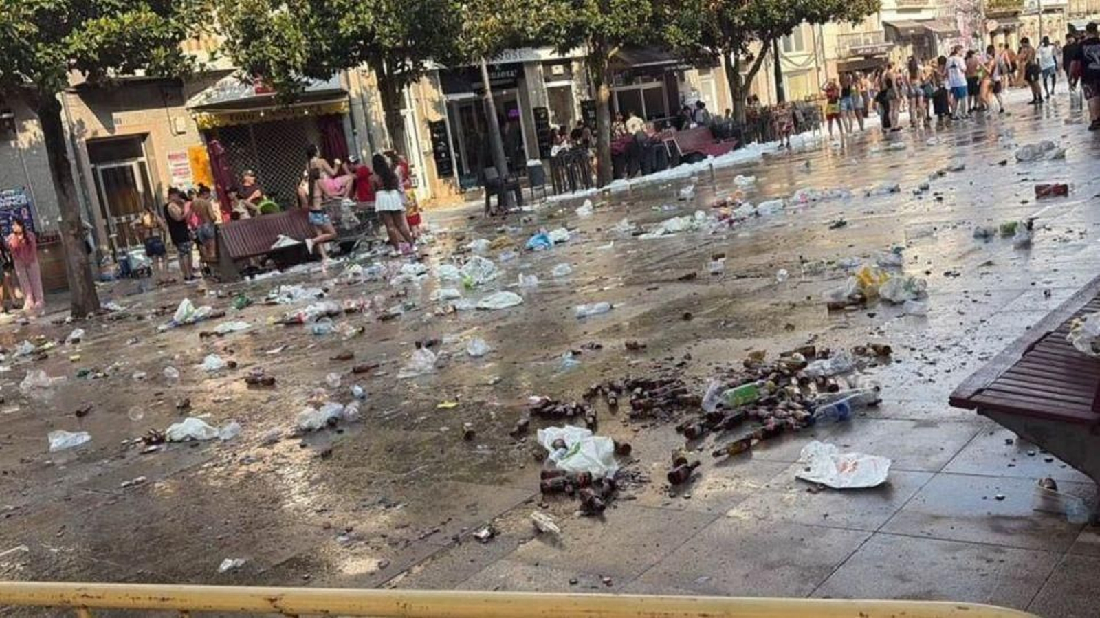 La Praza García Barbón llena de basura