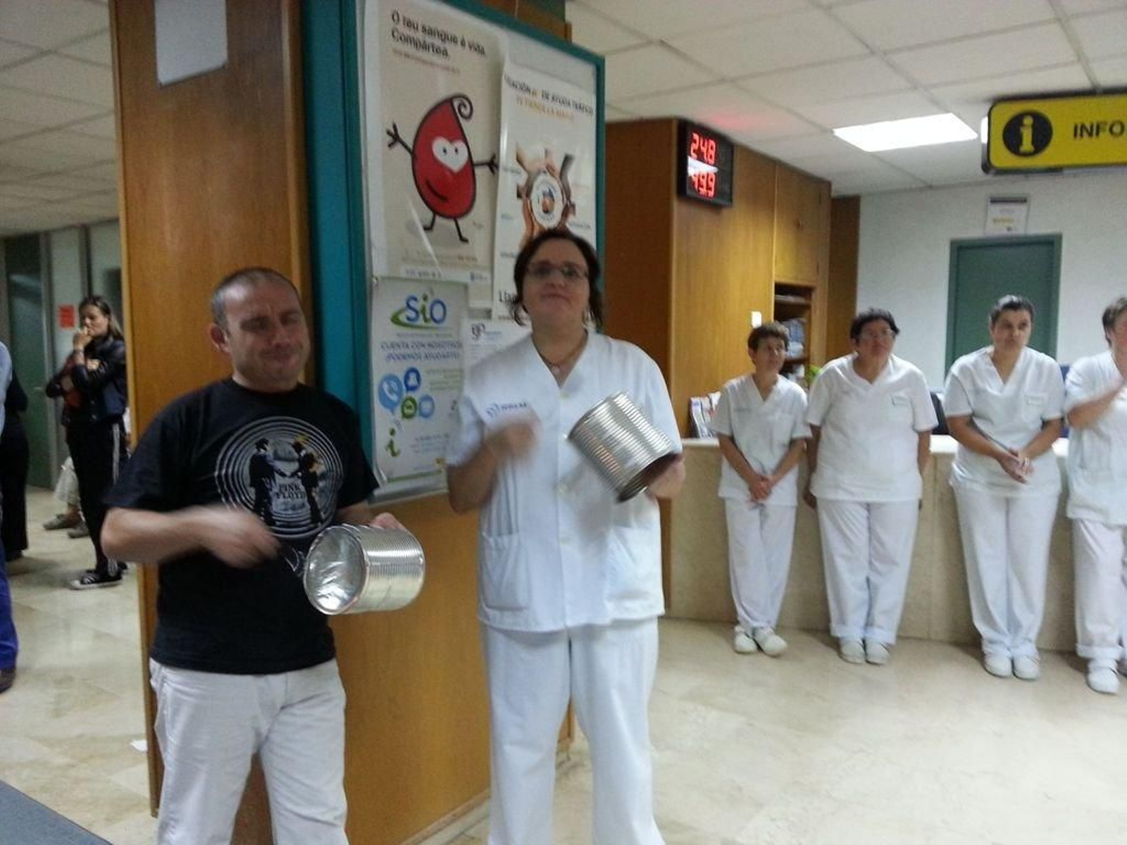 Un grupo de trabajadores participó ayer en una cacerolada de protesta en el vestíbulo del Xeral.