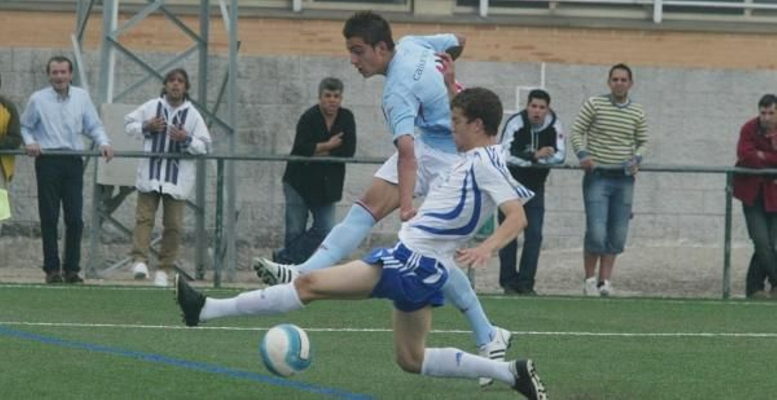 Joselu avanza con el balón ante la presión de un contrario del Zaragoza, ayer en el partido disputado en A Madroa. foto: j.v.landín