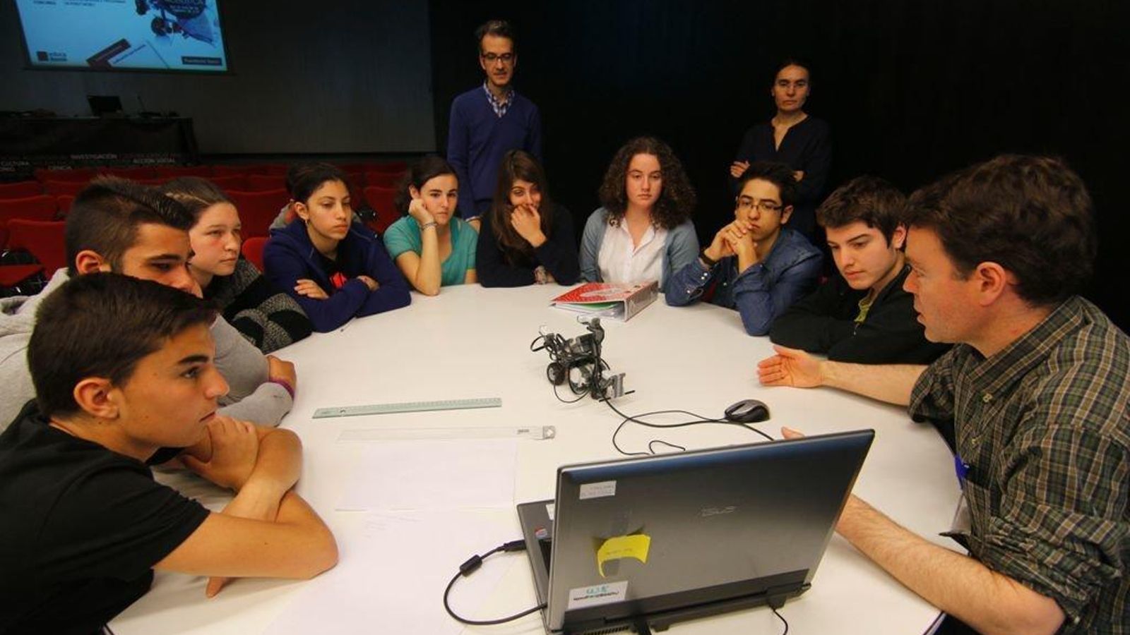 Los alumnos del instituto Carlos Casares, con su profesor al fondo.