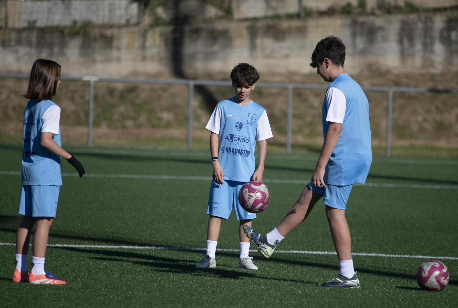 Galería |  El futbol base ourensano se divierte durante la Semana Santa