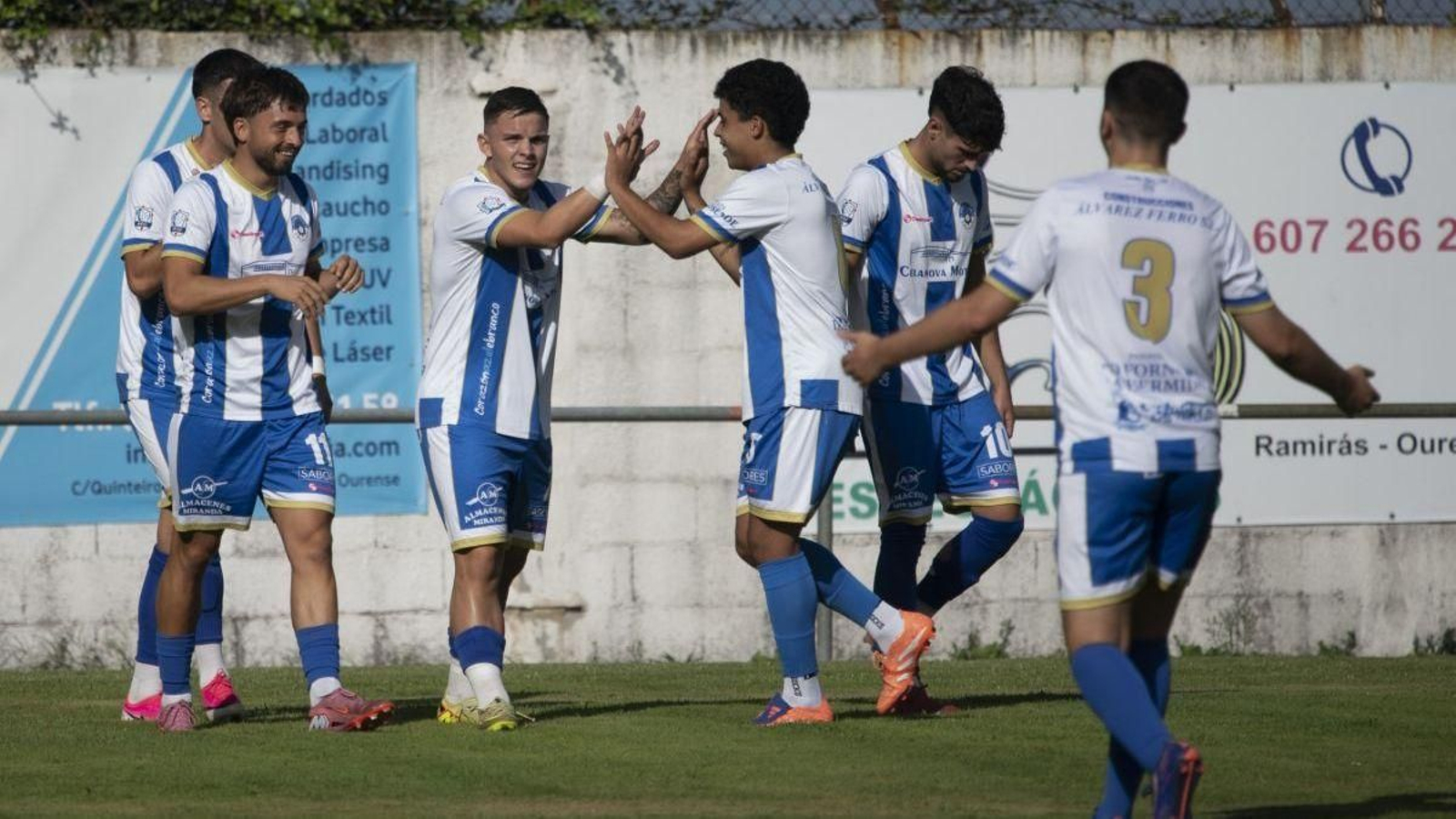 Jorginho, del Celanova, recibe la felicitación de su compañero Esteban tras anotar el 1-0.