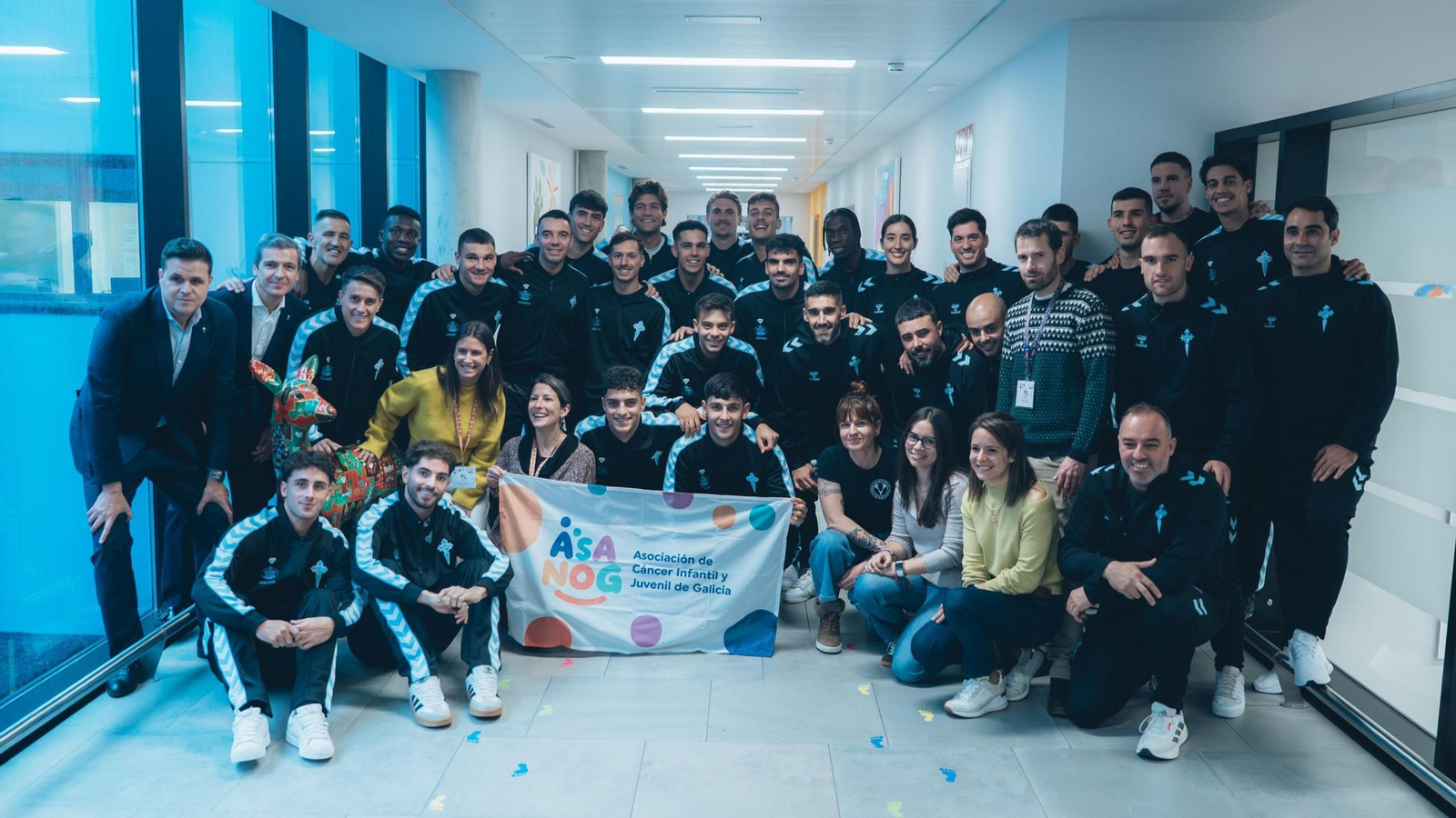 Unha ampla delegación do Celta acudiu ó hospital Álvaro Cunqueiro para compartir uns momentos con enfernos que se atopaban no centro hospitalario con atención ós nenos.