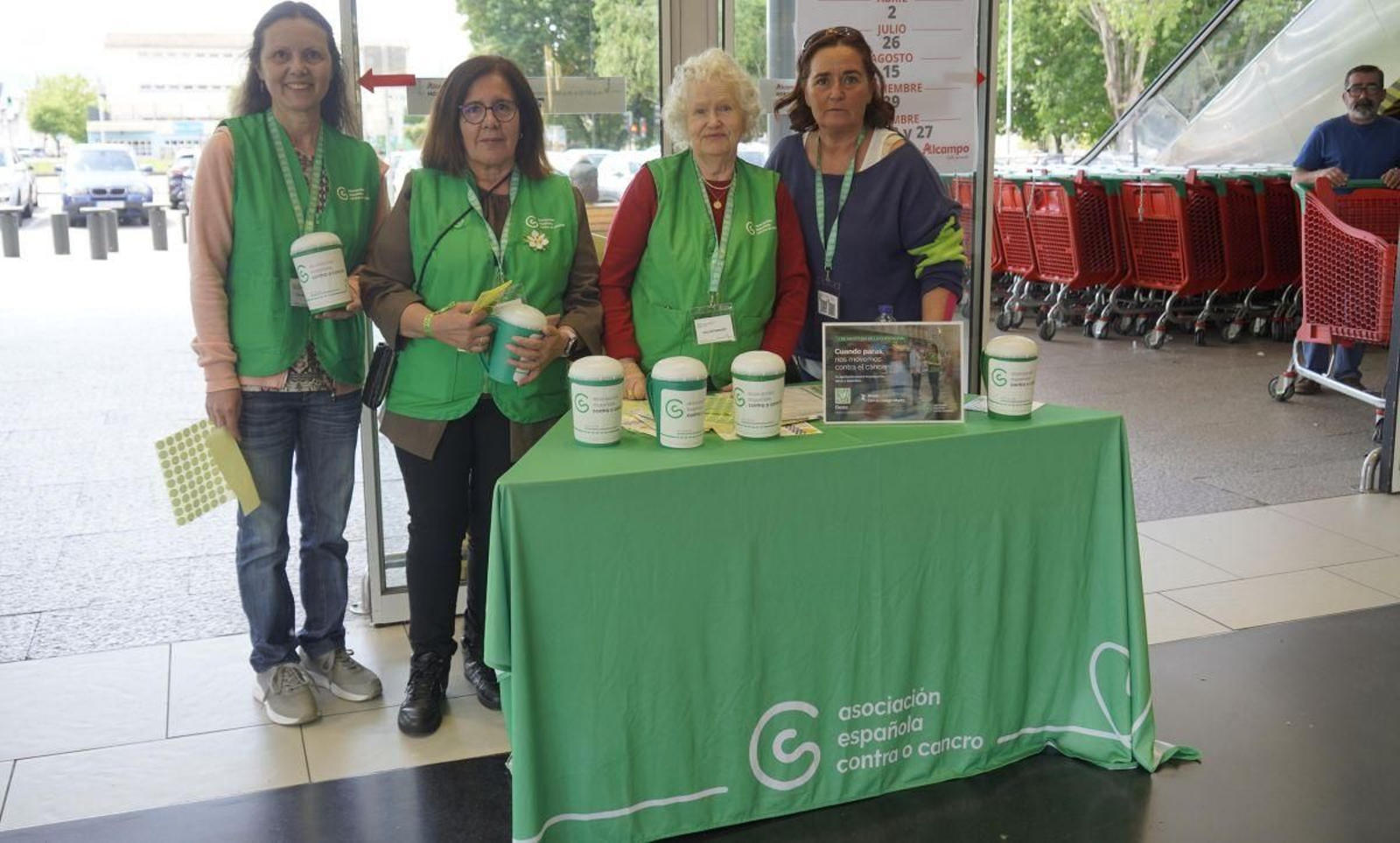 Mesas informativas por toda la ciudad ayer, con las tradicionales huchas para depositar donativos que ayuden a la investigación contra el cáncer