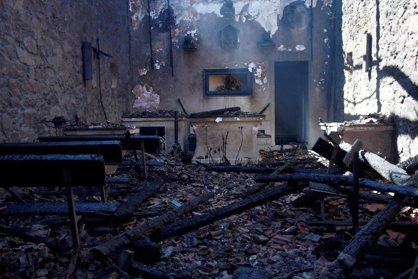 El fuego arrasó la capilla de San Campio, en O Porriño // María Correa