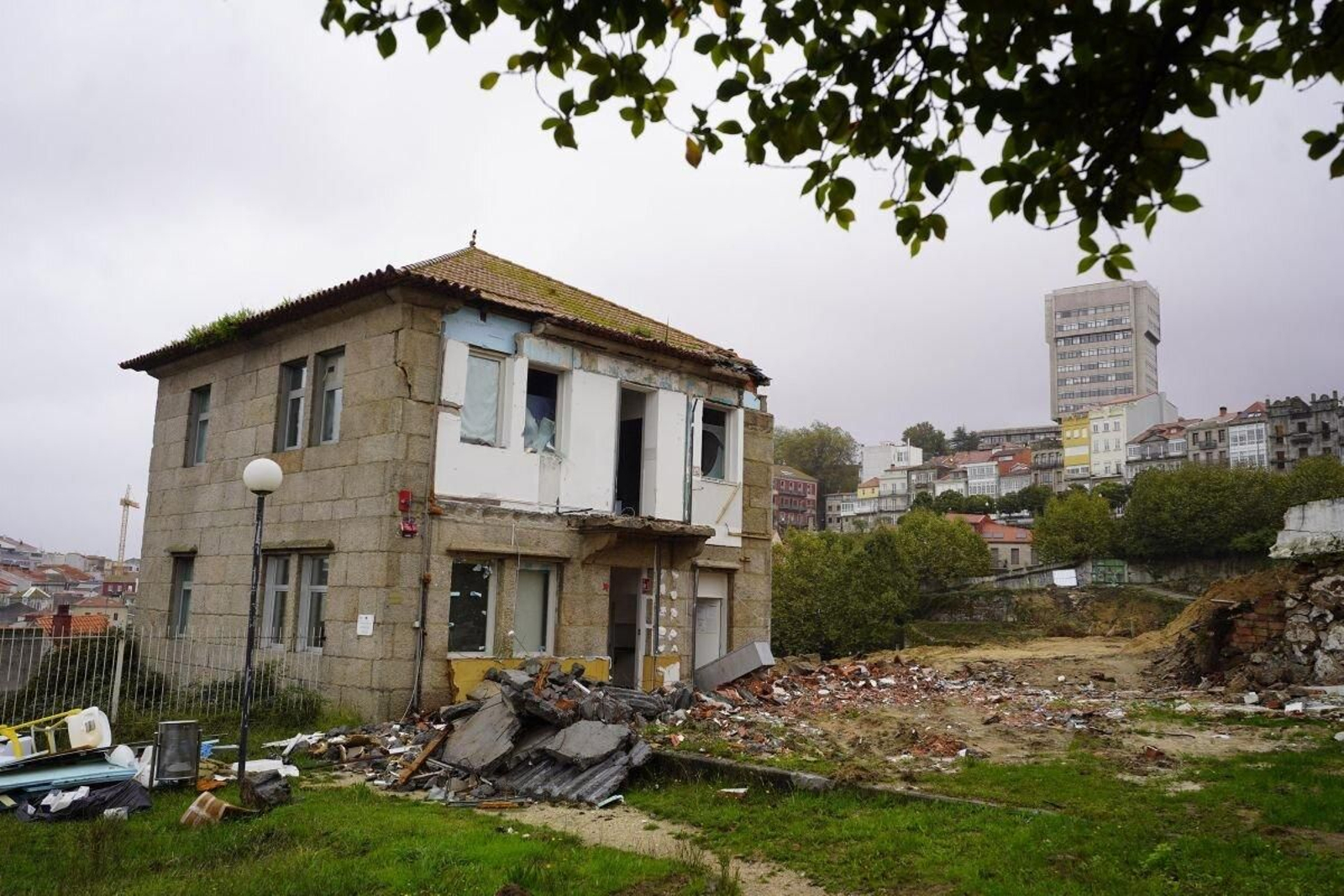 El edificio de la antigua escuela infantil de Santa Marta, ayer en la zona de Barrio do Cura.