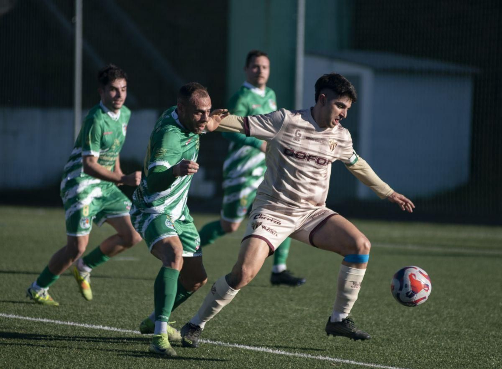 El capitán Dani Real, del Córgomo, controla un balón en el partido de liga ante el Muíños