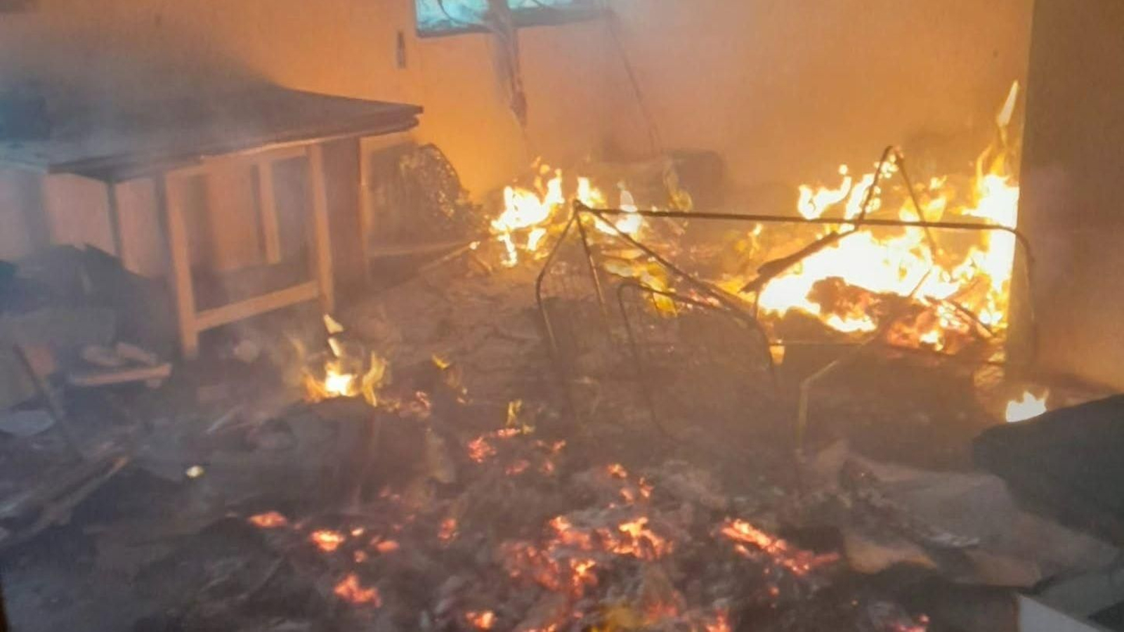 Incendio en el antiguo matadero de A Gándara, en Narón (A Coruña)