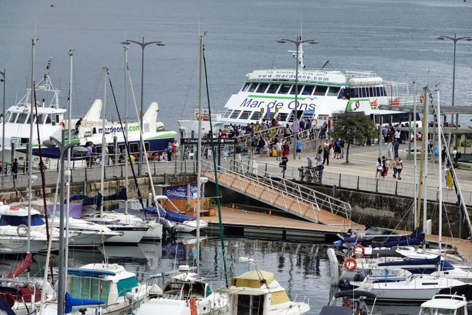 Embarque a Cíes, ayer, con las inevitables colas ante el lleno en el Parque.