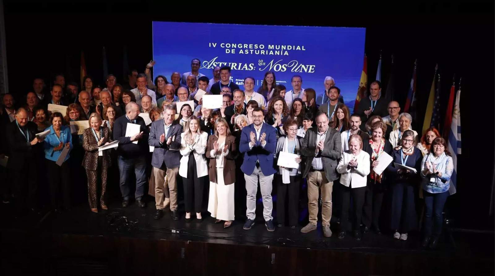 Foto de familia de la clausura del Congreso Mundial de Asturianía