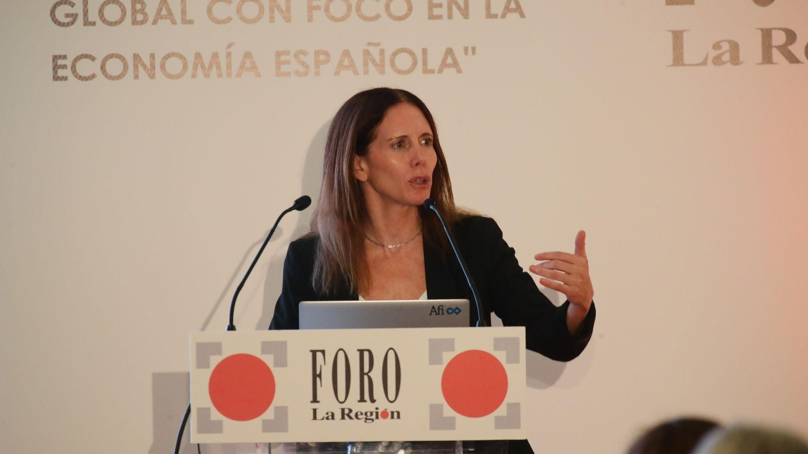 Luciana Taft, protagonista del Foro La Región, durante su ponencia en el restaurante A Carballeira de Santa Cruz de Arrabaldo.