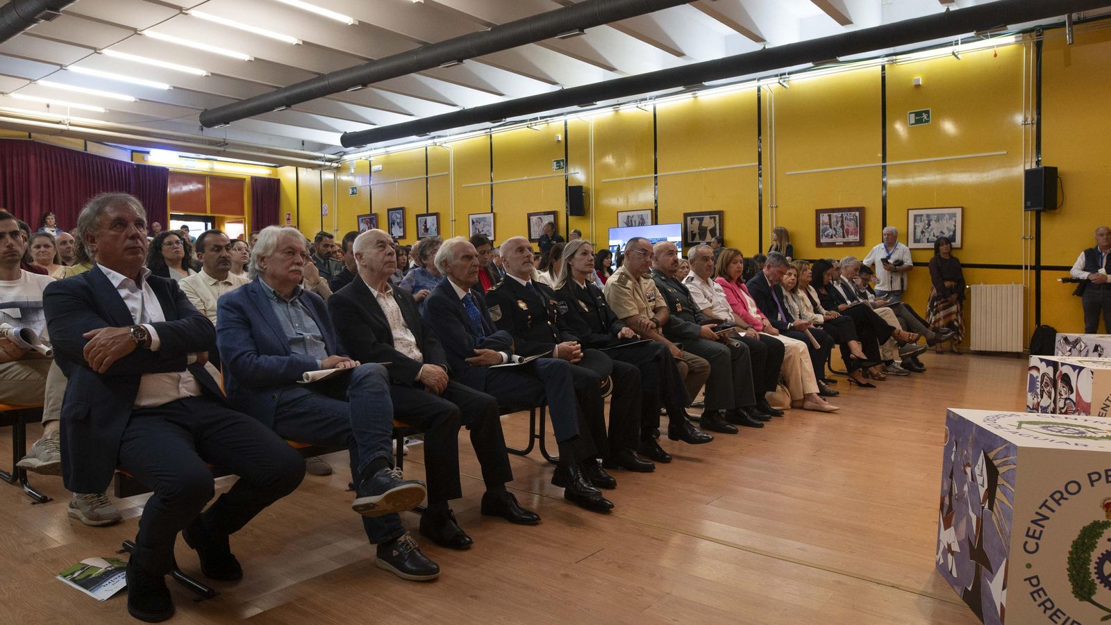 Los asistentes escuchan con atención al director.
