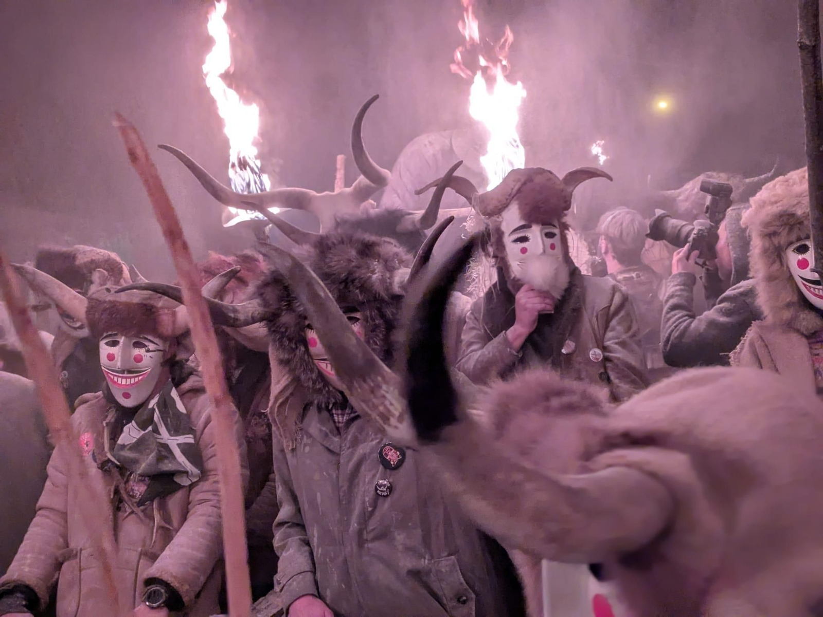 La Baixada da Marela atrae cada año a visitantes que buscan vivir un entroido auténtico, alejado de artificios.