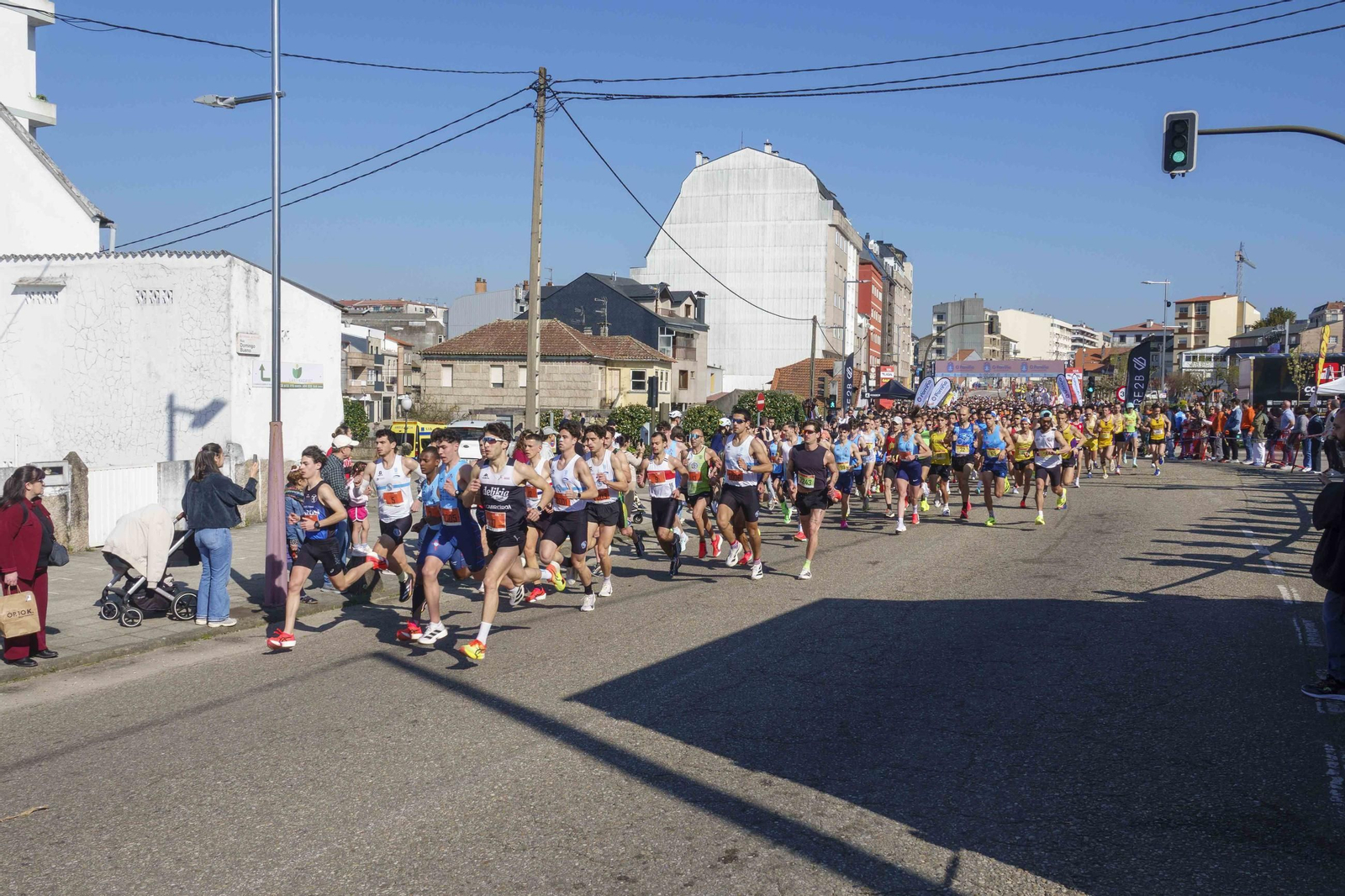 Galería | Pequeños y mayores se divierten en la 10K de Porriño