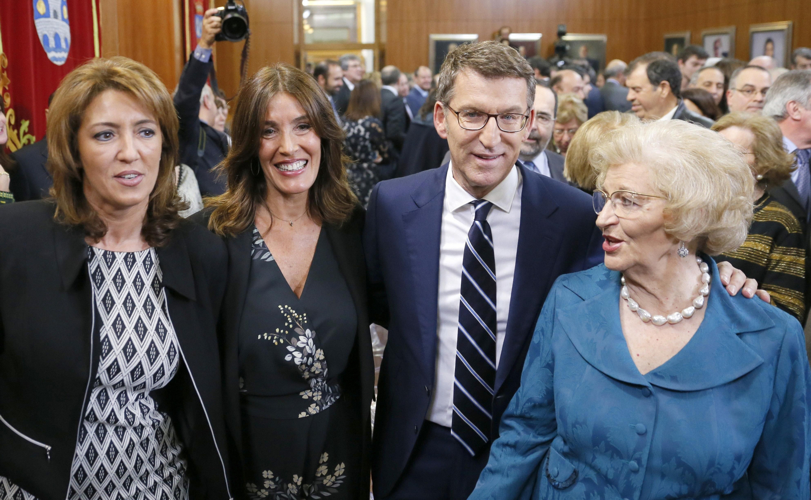 Micaela Feijóo, Eva Cárdenas, Feijóo y Sira Feijóo, posando para la prensa.