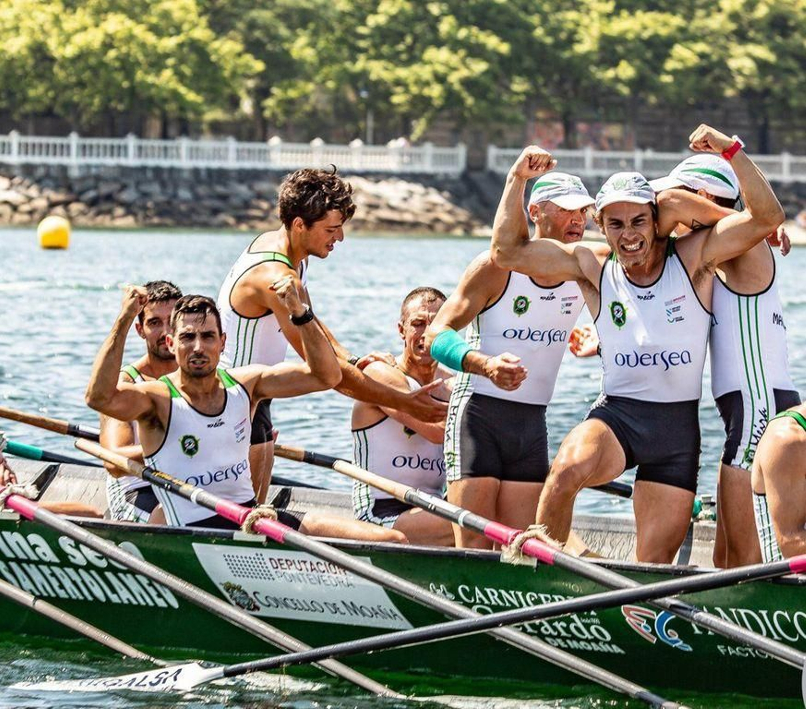 Os remeiros de Samertolameu celebran a vitoria en Vilagarcía.