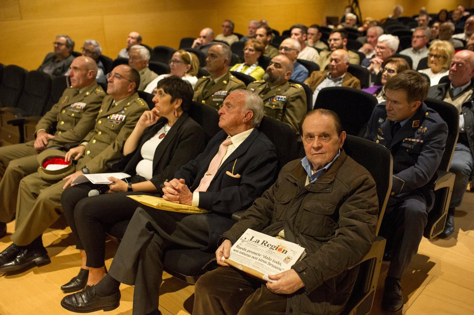 Asistentes atendiendo al homenaje.