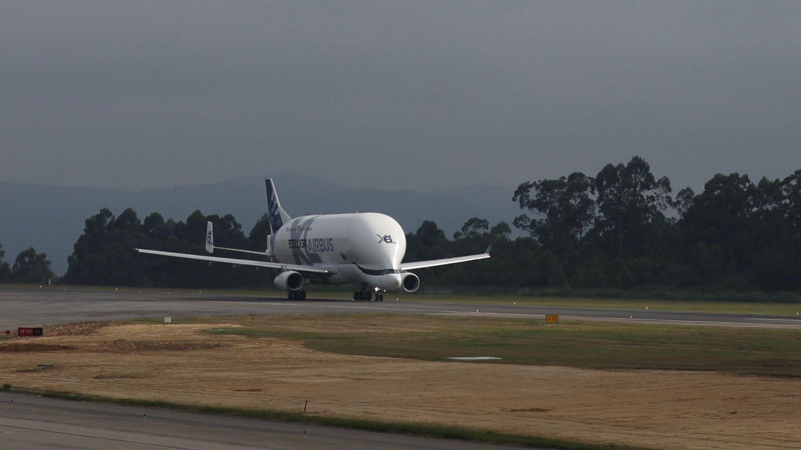 El avión Beluga en la pista de aterrizaje de Peinador. // Alberte