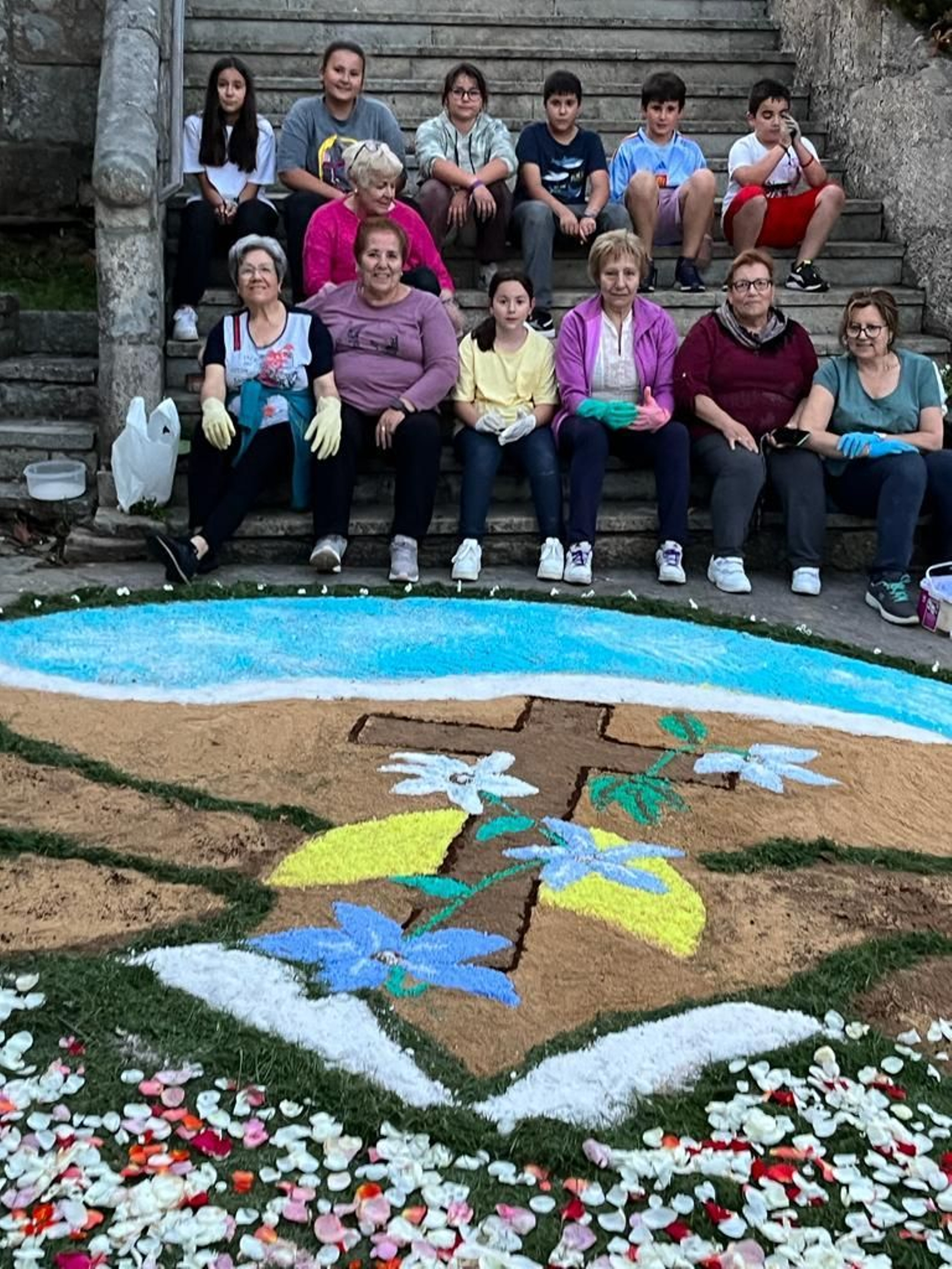 Alfombra de las mujeres rurales en el Corpus de Laza, creada con la ayuda de niñas y niños.
