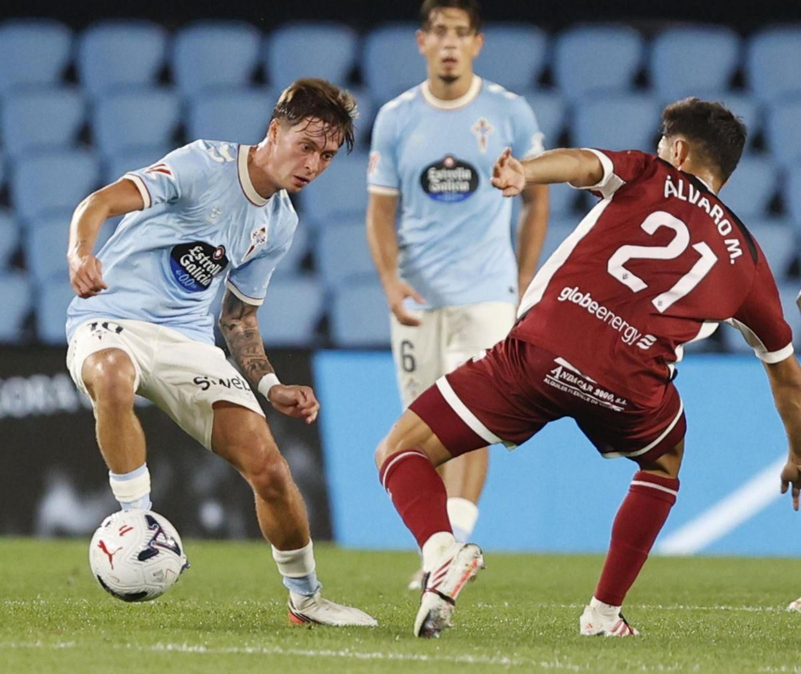 Óscar Marcos regatea a Álvaro Martín, ayer durante el partido ante el Castellón en Balaídos.