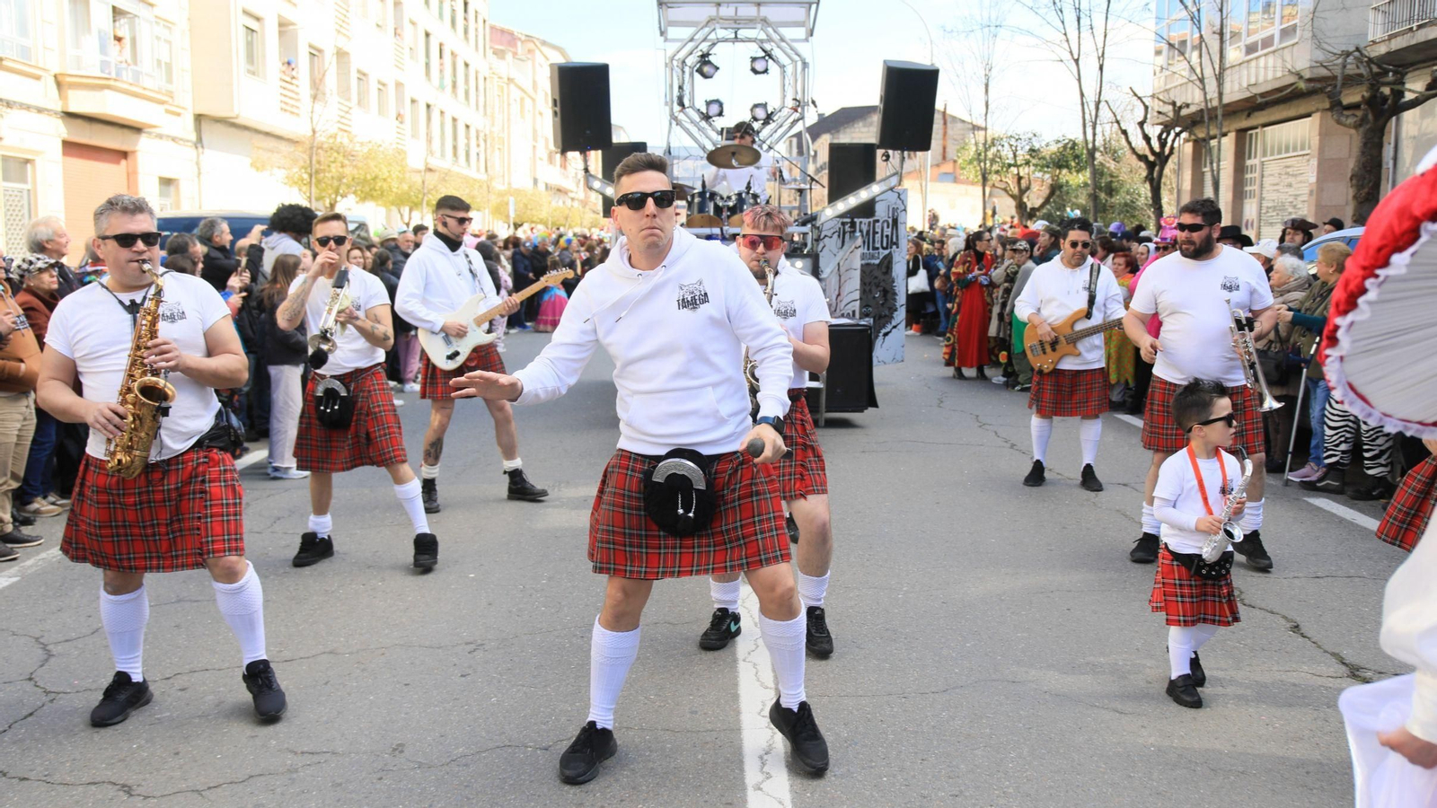 Actuación da charanga Los Támega, naturais de Ábedes, no Entroido de Verín do ano pasado.